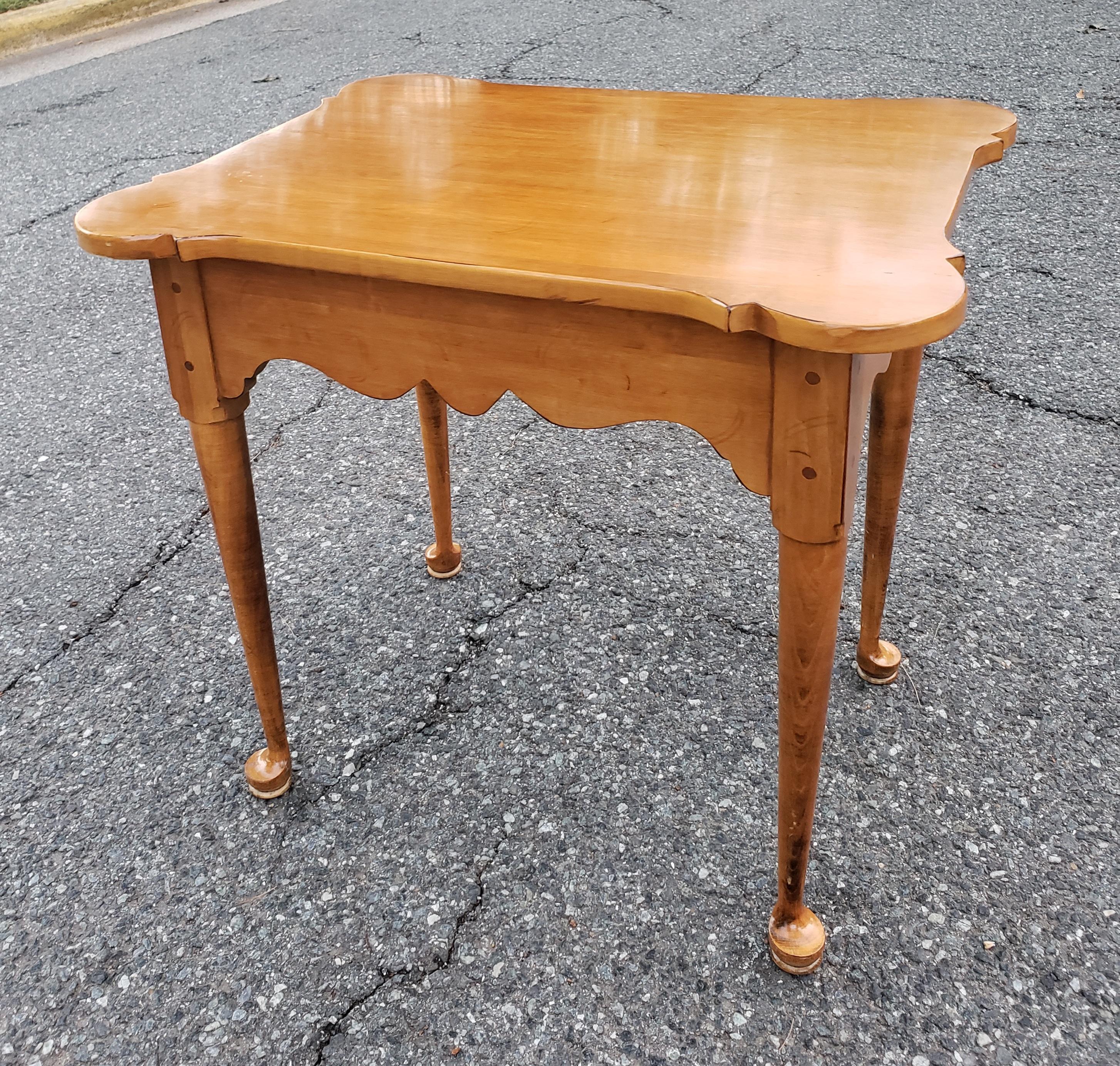 20th Century Mid-Century American Classical Maple Single Drawer Side Table For Sale