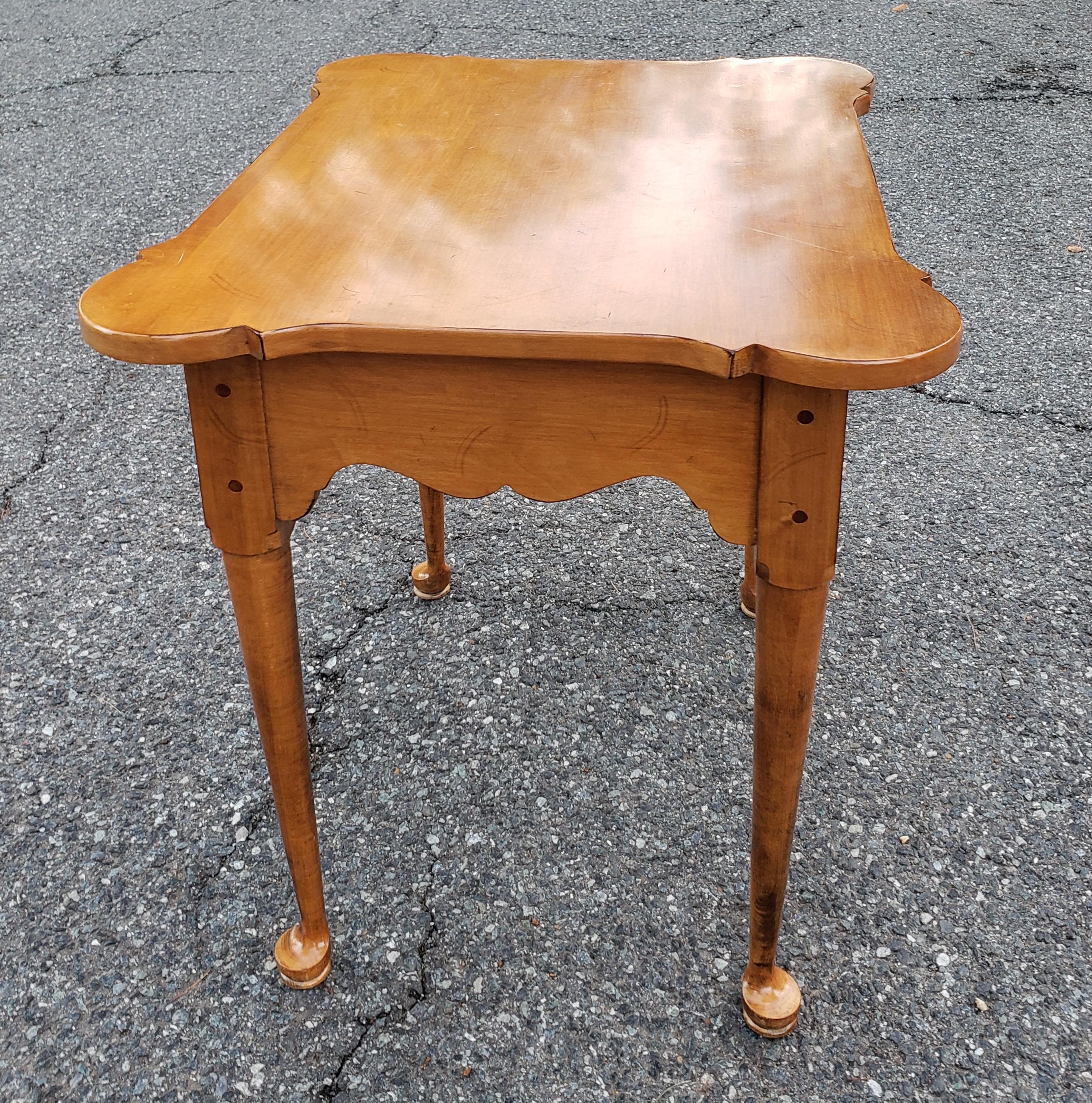 Mid-Century American Classical Maple Single Drawer Side Table For Sale 1