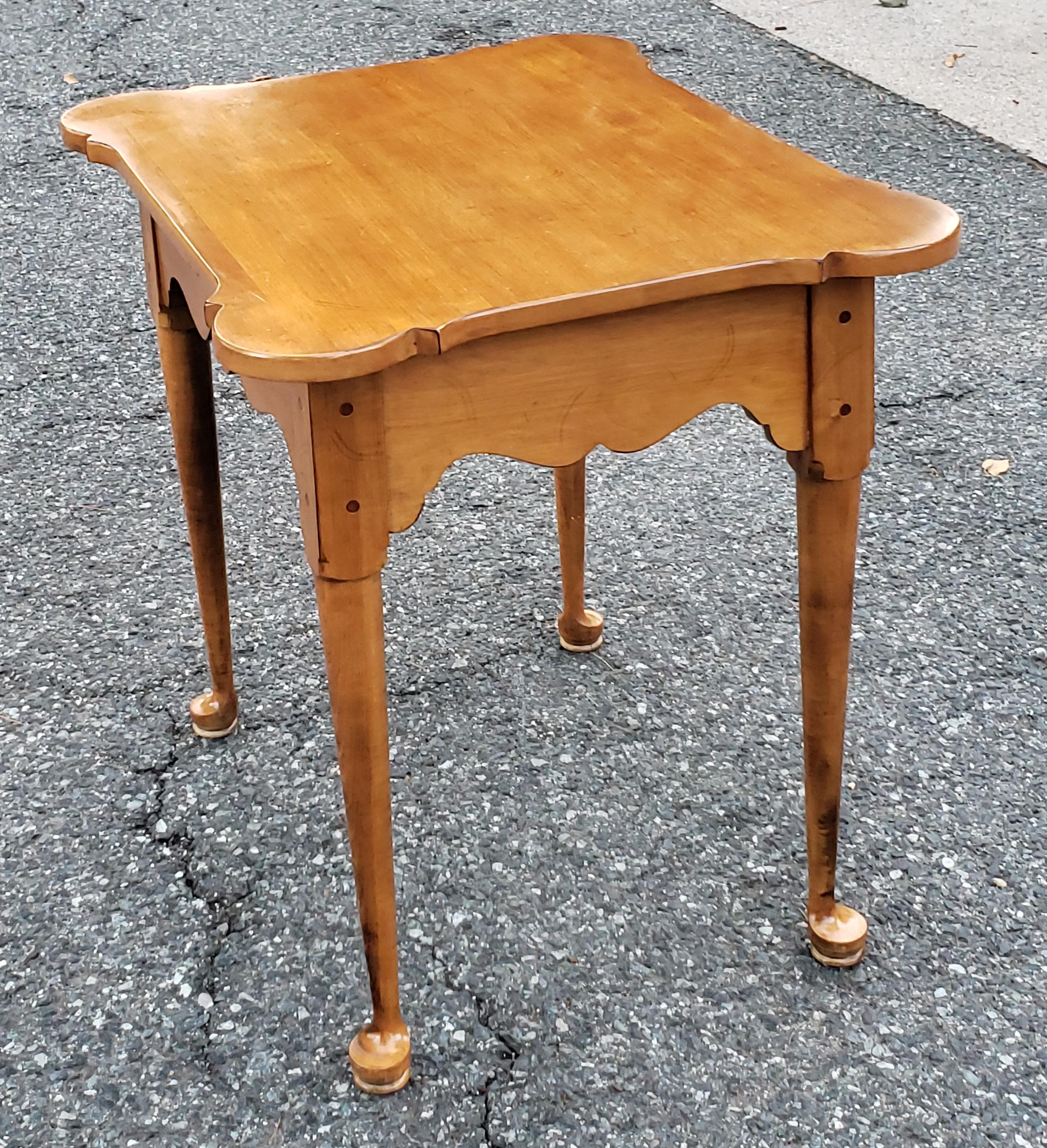 Mid-Century American Classical Maple Single Drawer Side Table For Sale 3