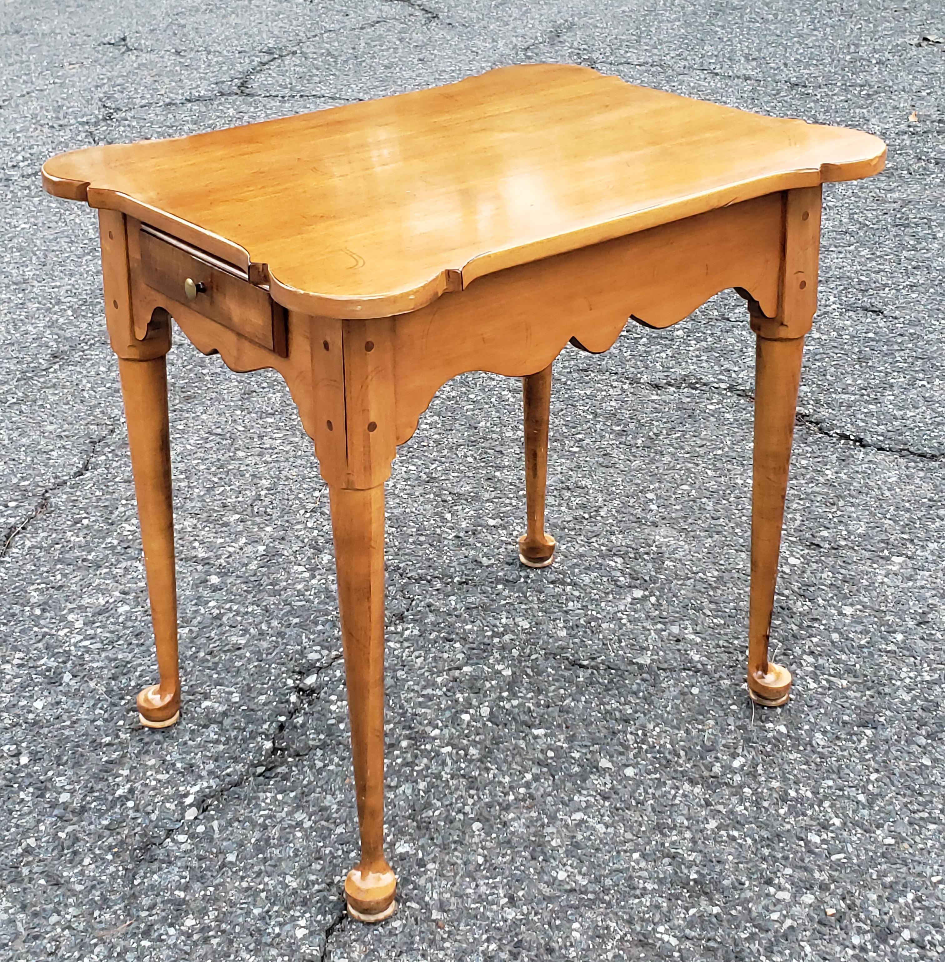 Mid-Century American Classical Maple Single Drawer Side Table For Sale 4