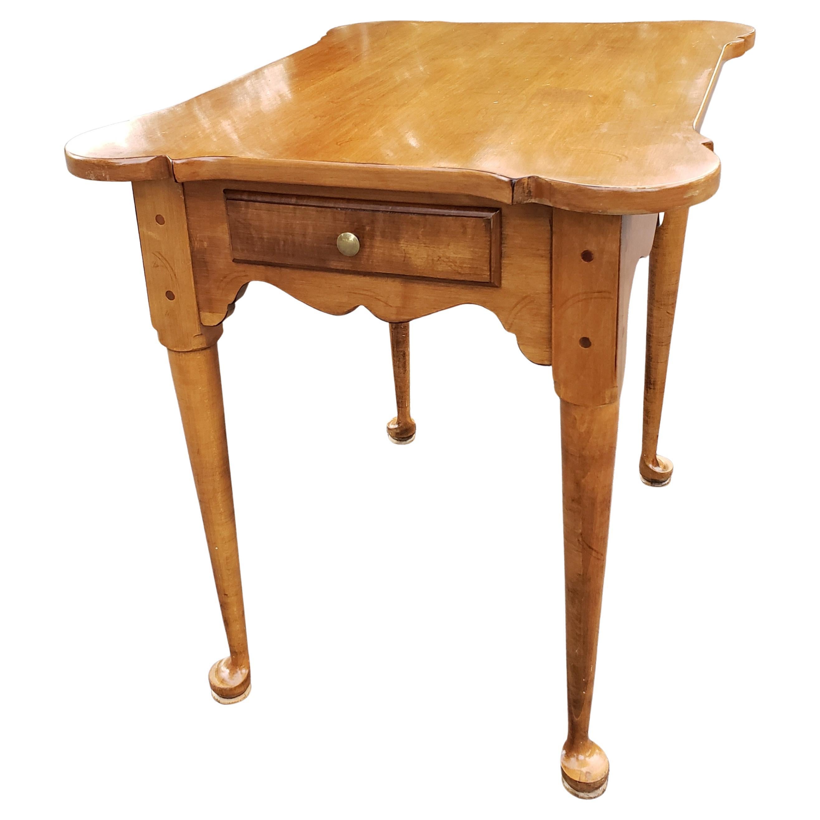 Mid-Century American Classical Maple Single Drawer Side Table For Sale