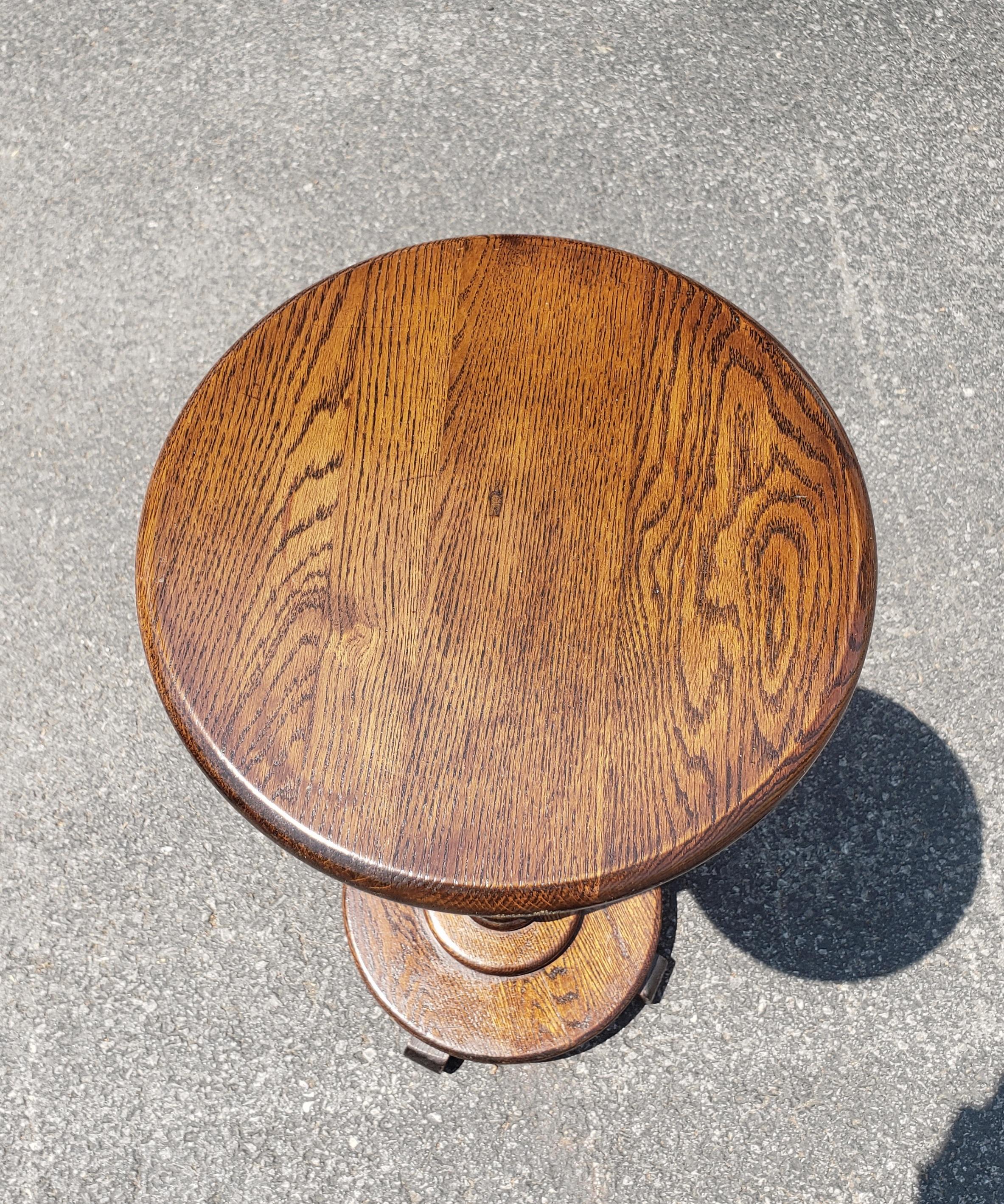Midcentury American Classical Solid Oak Pedestal or Plant Stand In Good Condition For Sale In Germantown, MD