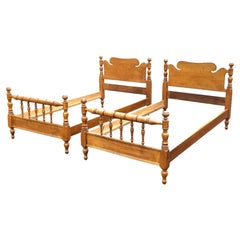 Mid-Century American Classic Gedrechselte Ahorn Doppelbettgestelle, Paar