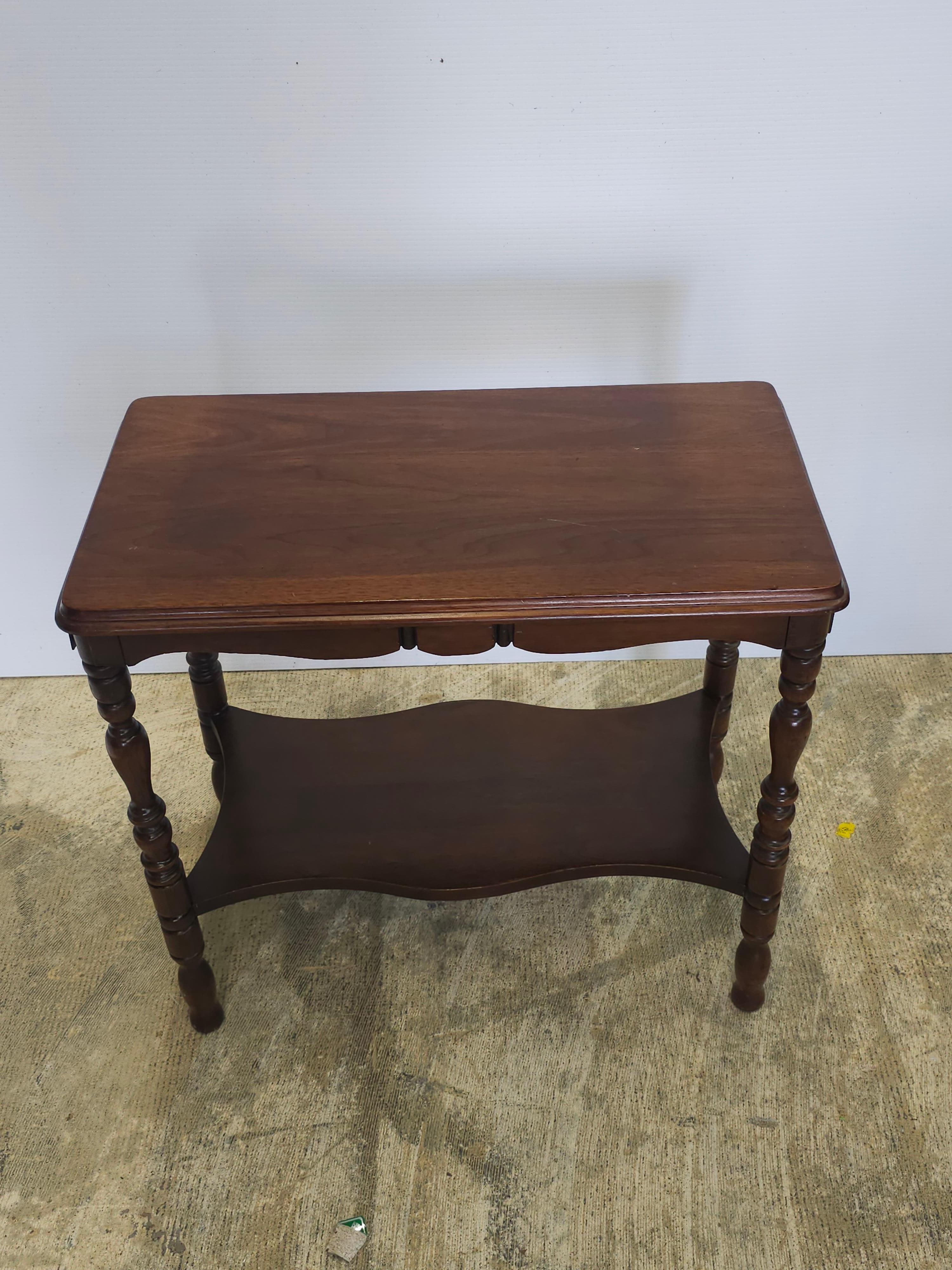 Amerikanischer Classic Beistelltisch mit zwei Ebenen aus Mahagoni und niedriger Konsole aus der Jahrhundertmitte (amerikanisch) im Angebot