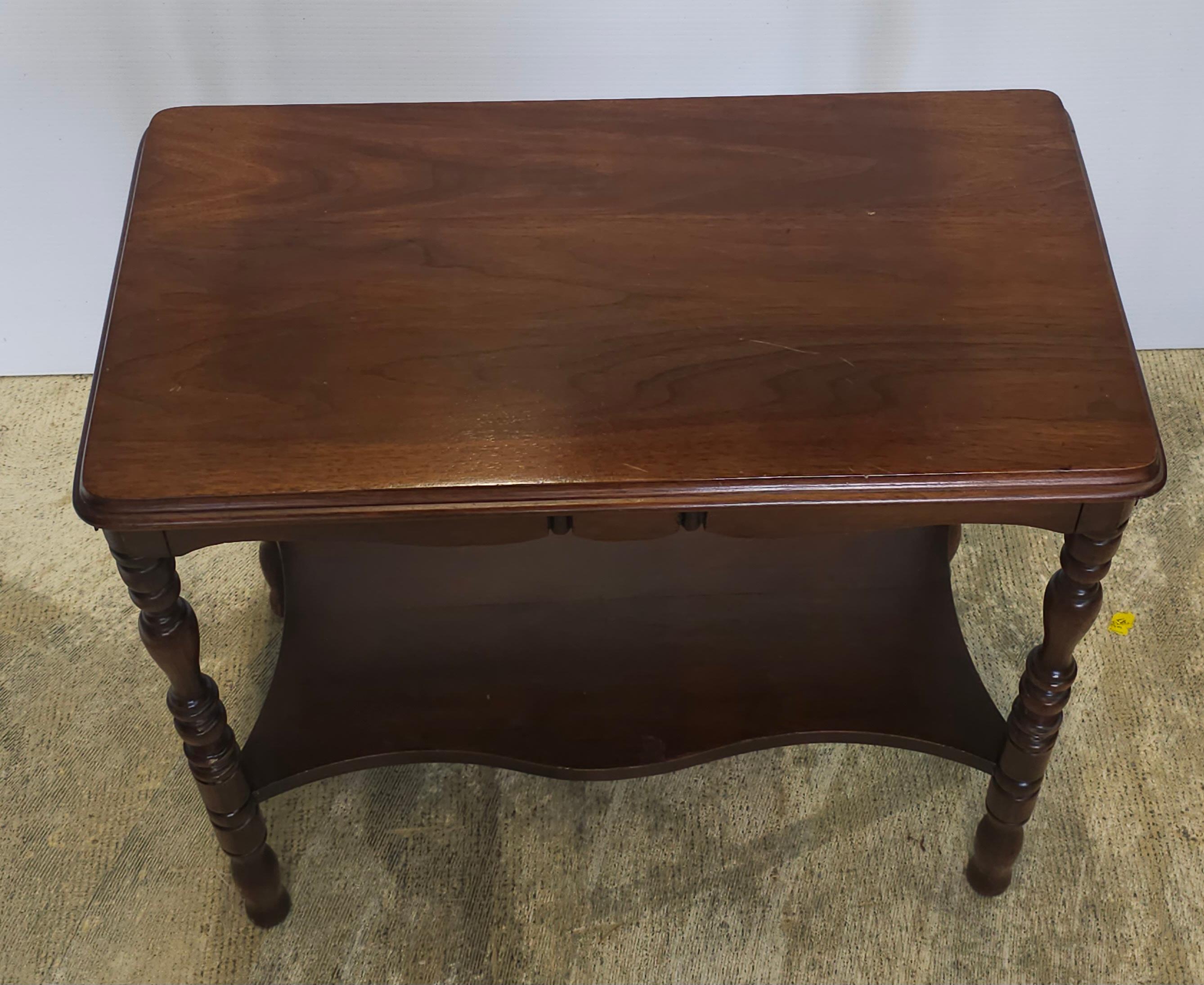 Amerikanischer Classic Beistelltisch mit zwei Ebenen aus Mahagoni und niedriger Konsole aus der Jahrhundertmitte (Sonstiges) im Angebot