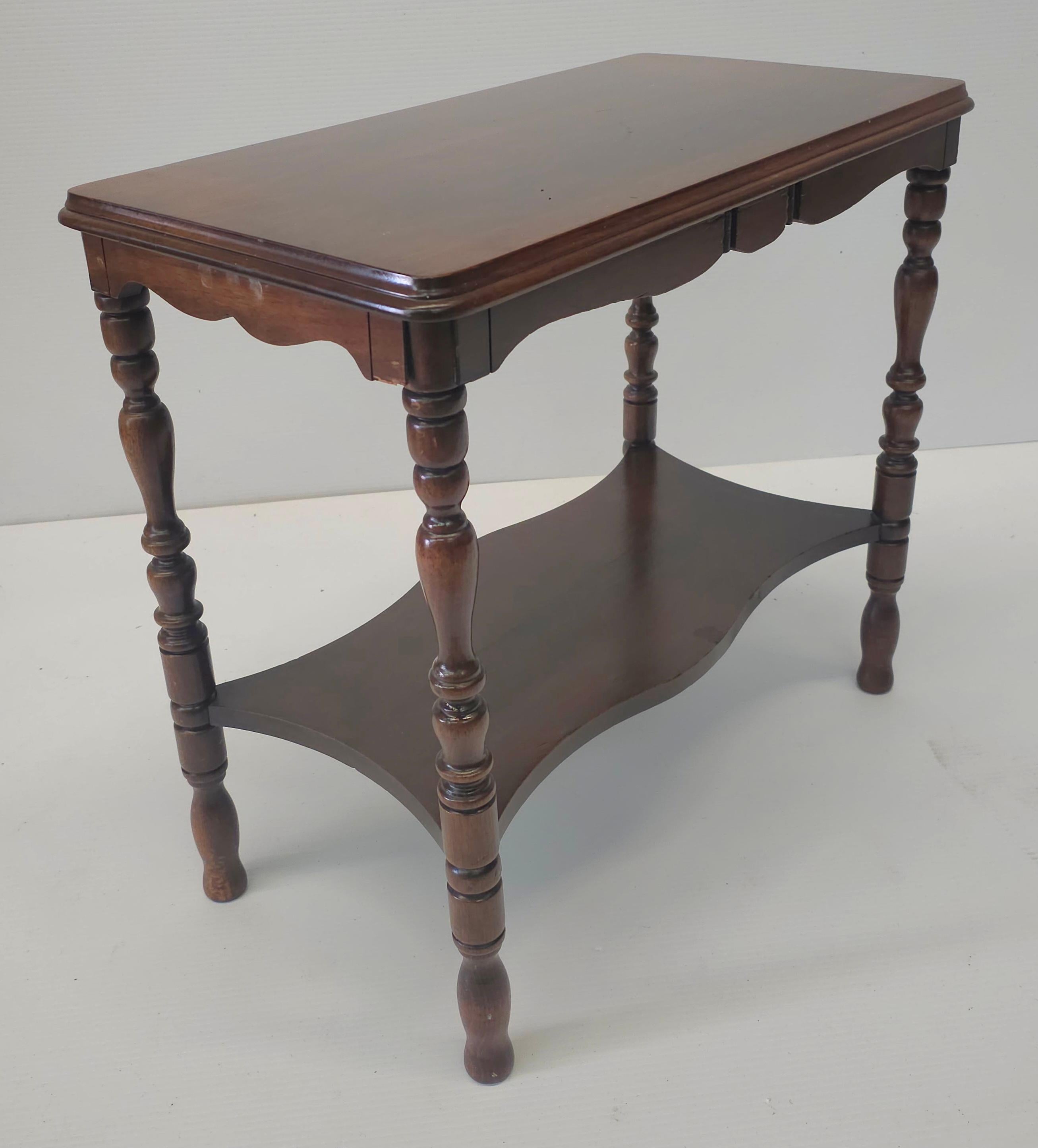 Amerikanischer Classic Beistelltisch mit zwei Ebenen aus Mahagoni und niedriger Konsole aus der Jahrhundertmitte im Zustand „Gut“ im Angebot in Germantown, MD