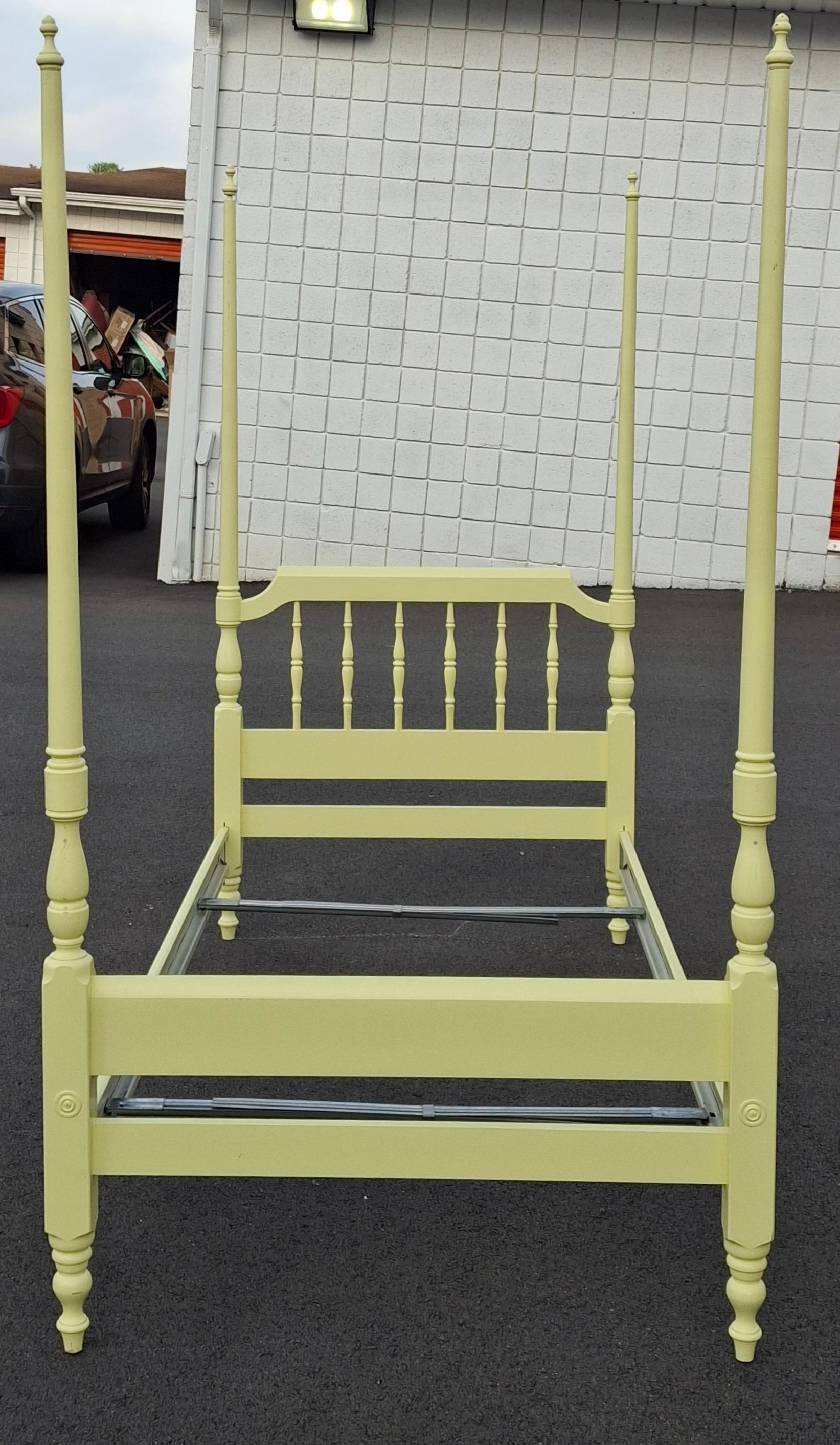 Cadre de lit à deux colonnes en érable peint jaune classique américain du milieu du siècle en vente 2