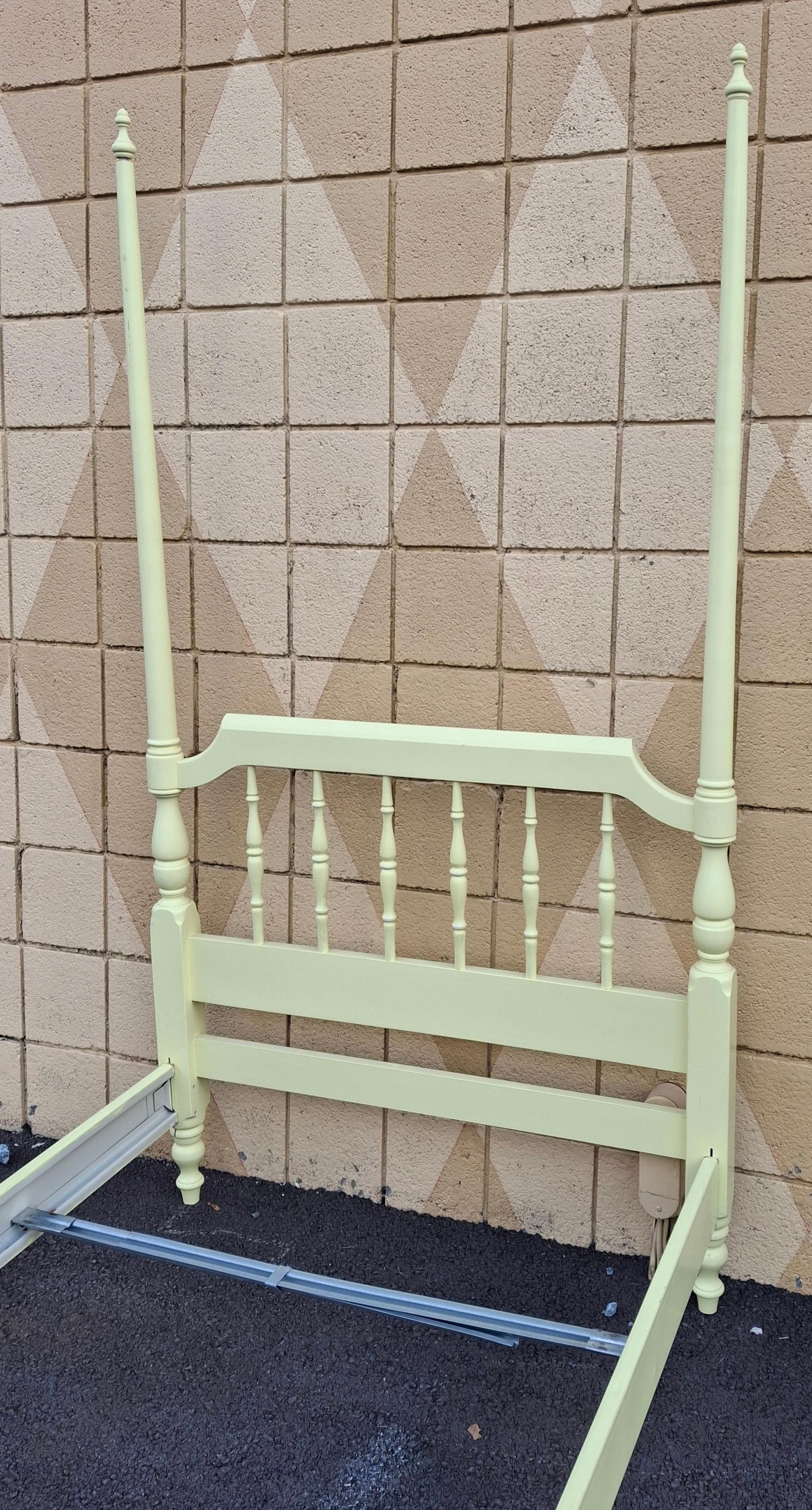 Cadre de lit à deux colonnes en érable peint jaune classique américain du milieu du siècle en vente 3