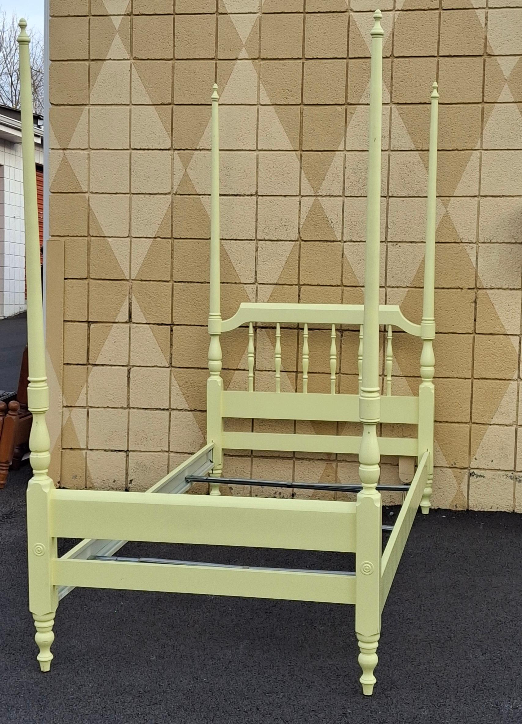 Cadre de lit à deux colonnes en érable peint jaune classique américain du milieu du siècle en vente 4