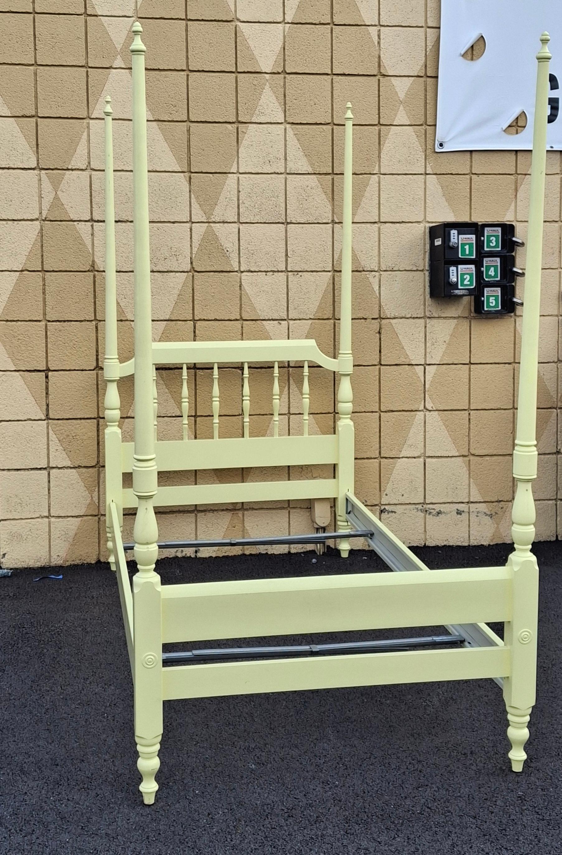 Cadre de lit à deux colonnes en érable peint jaune classique américain du milieu du siècle en vente 5