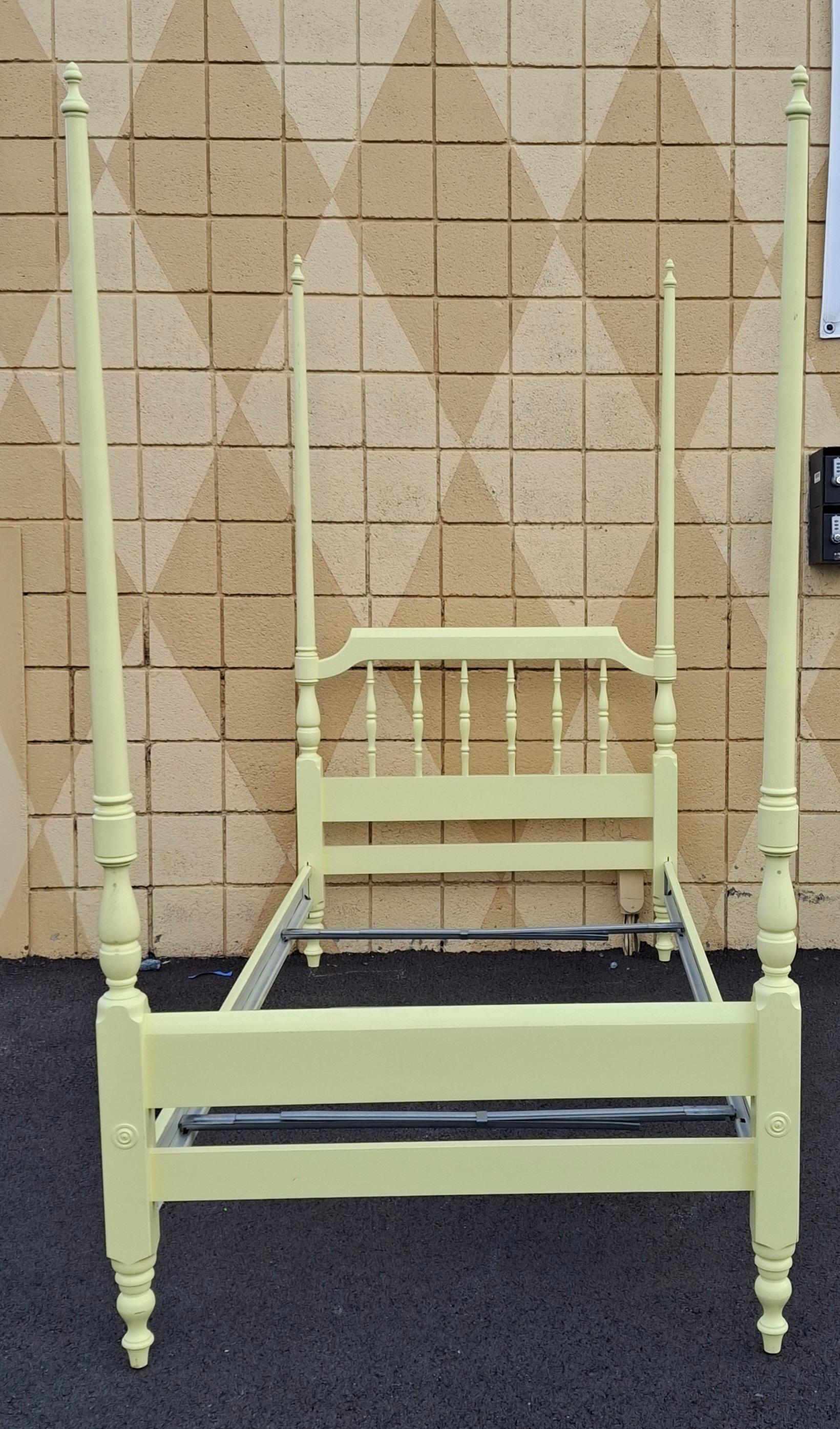 Cadre de lit à deux colonnes en érable peint jaune classique américain du milieu du siècle en vente 6