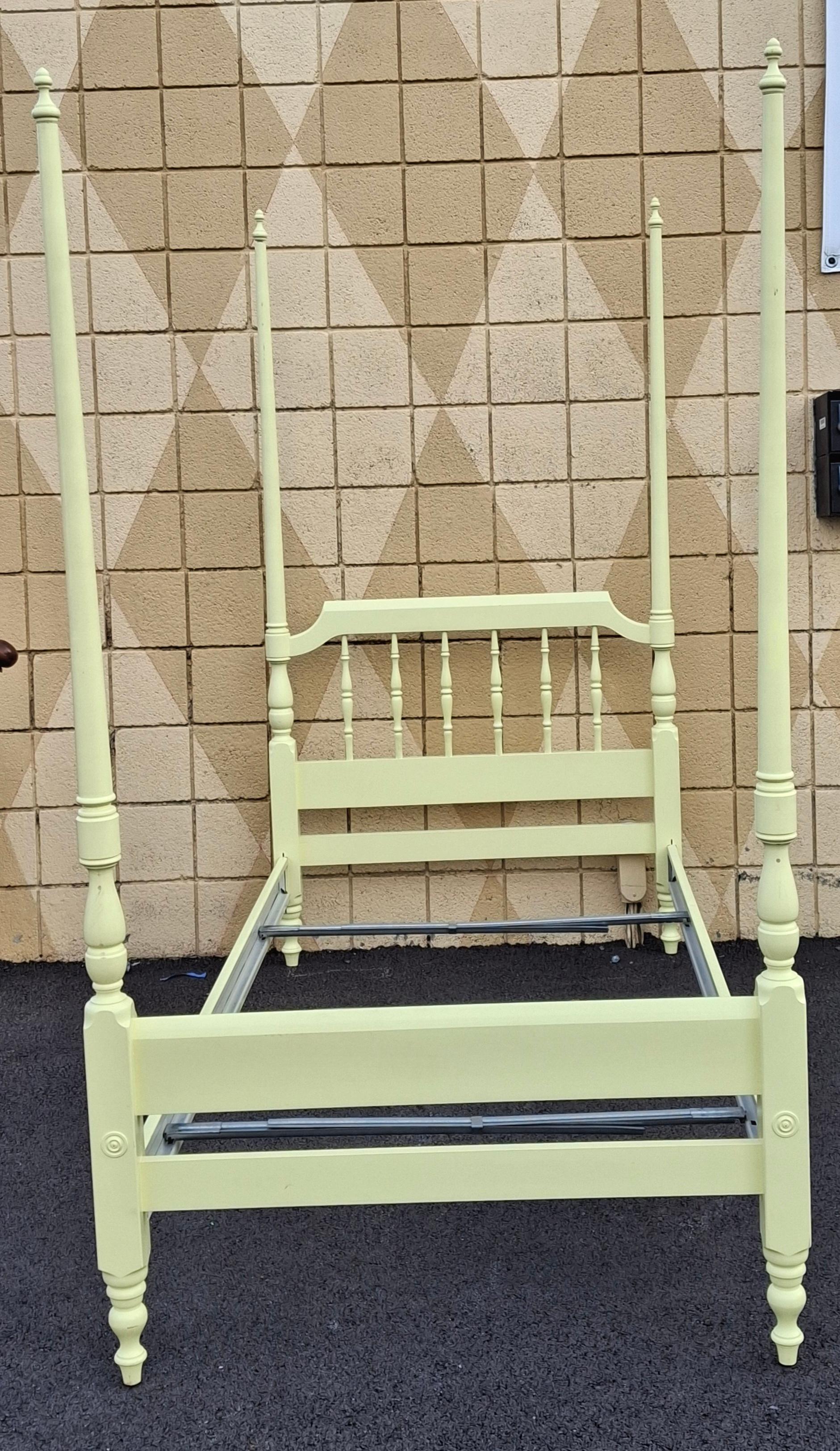 Cadre de lit à deux colonnes en érable peint jaune classique américain du milieu du siècle en vente 7