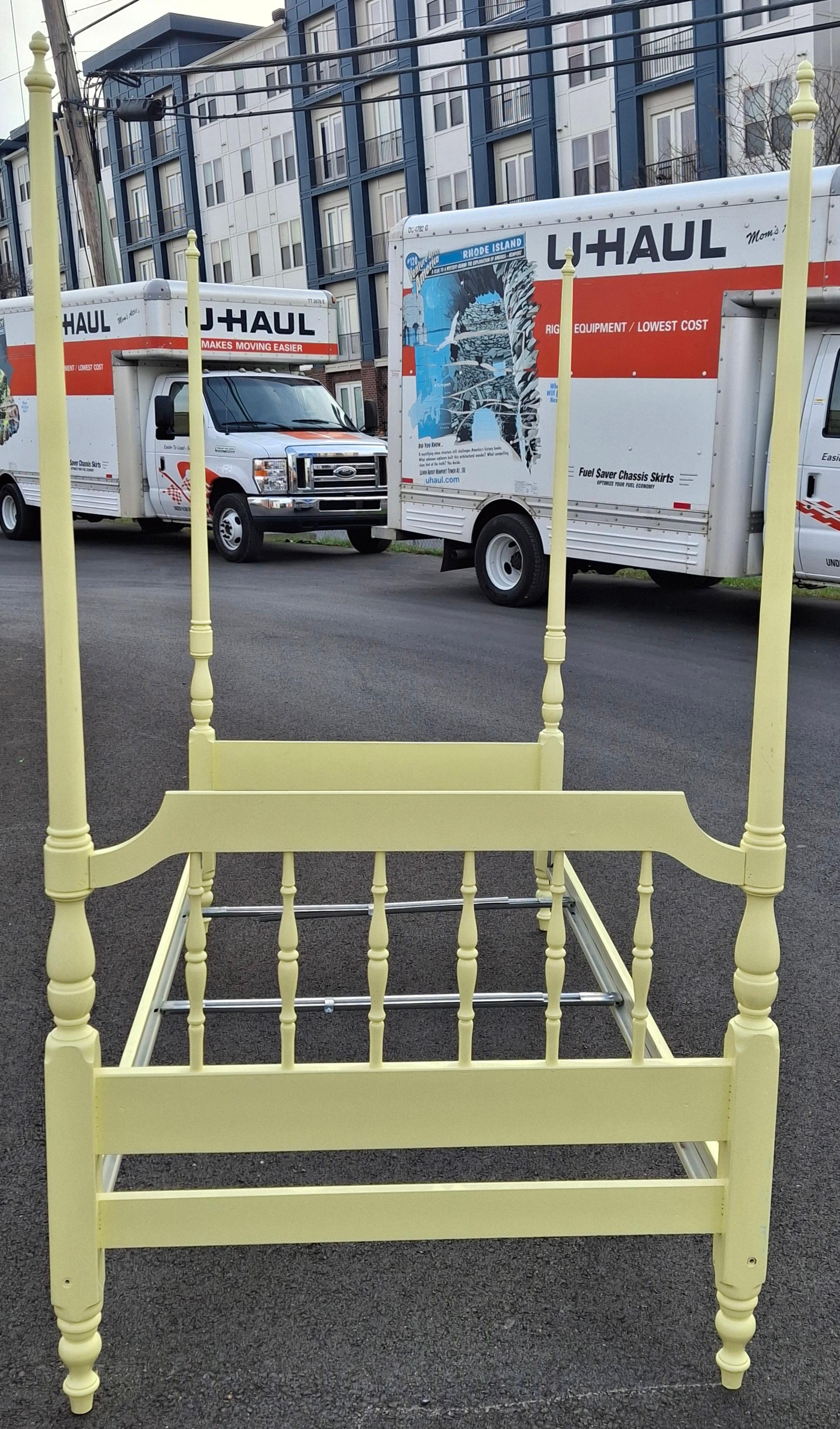 Classique américain Cadre de lit à deux colonnes en érable peint jaune classique américain du milieu du siècle en vente