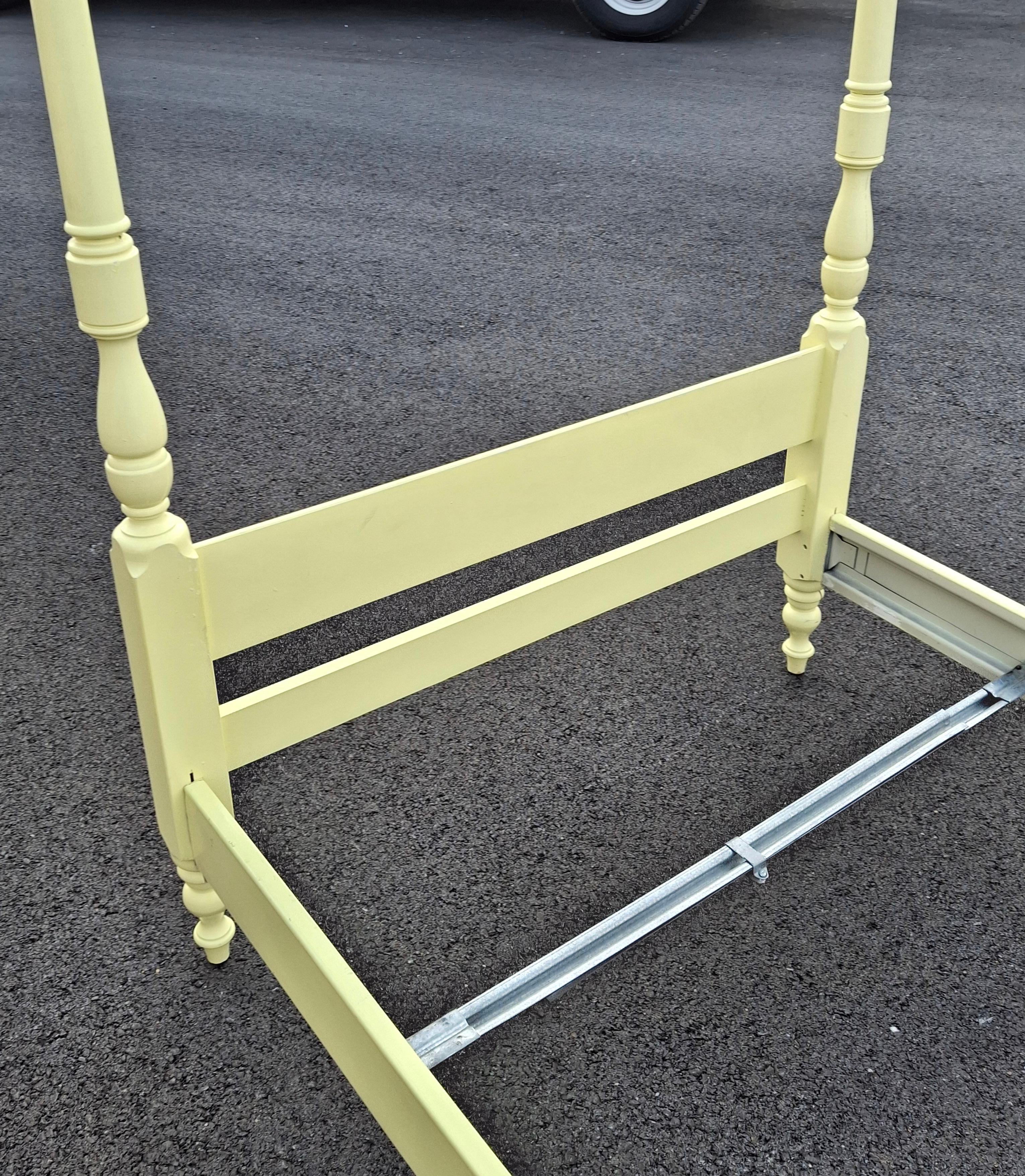 Américain Cadre de lit à deux colonnes en érable peint jaune classique américain du milieu du siècle en vente