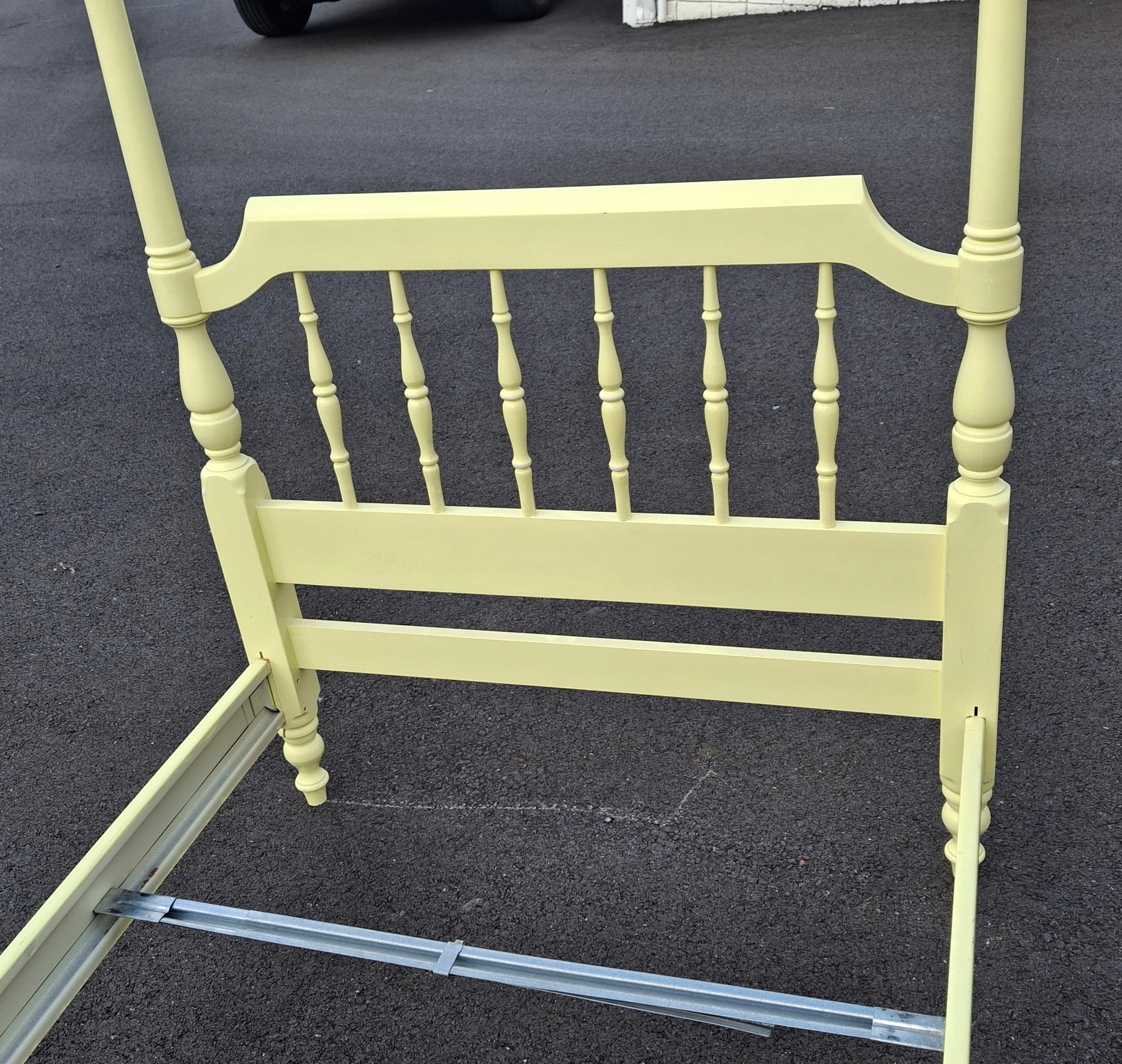 Peint Cadre de lit à deux colonnes en érable peint jaune classique américain du milieu du siècle en vente