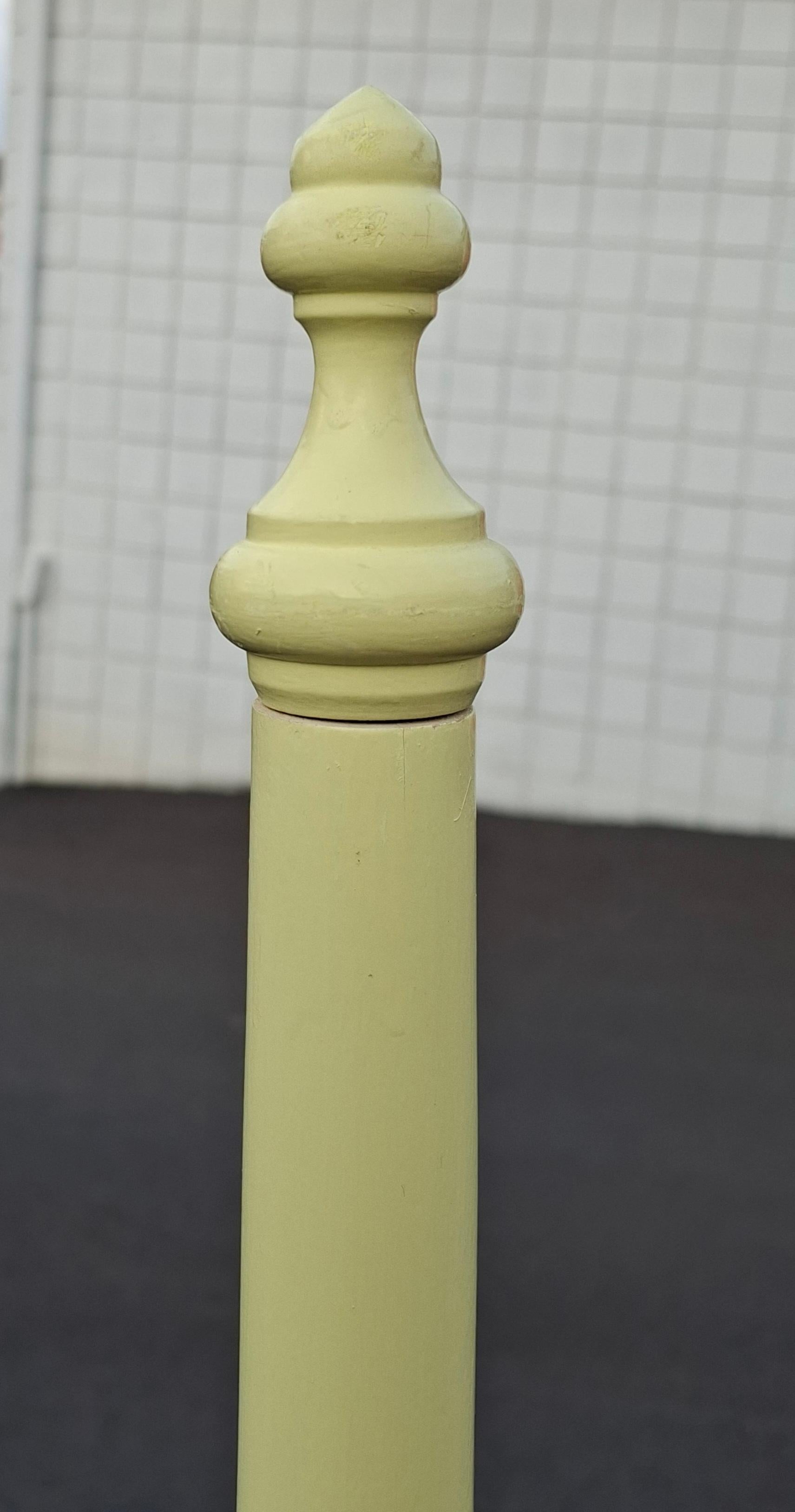 Cadre de lit à deux colonnes en érable peint jaune classique américain du milieu du siècle Bon état - En vente à Germantown, MD