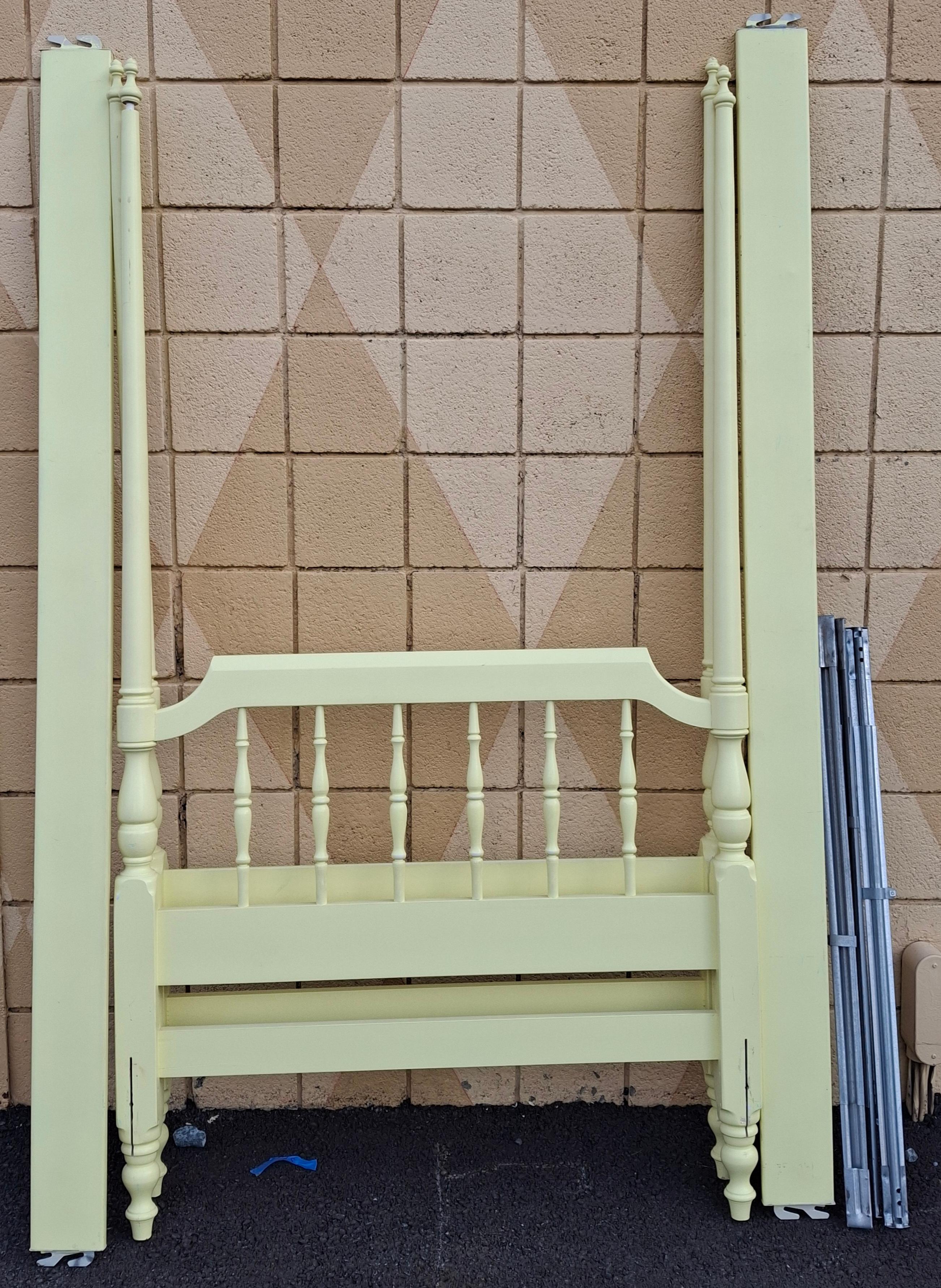 20ième siècle Cadre de lit à deux colonnes en érable peint jaune classique américain du milieu du siècle en vente