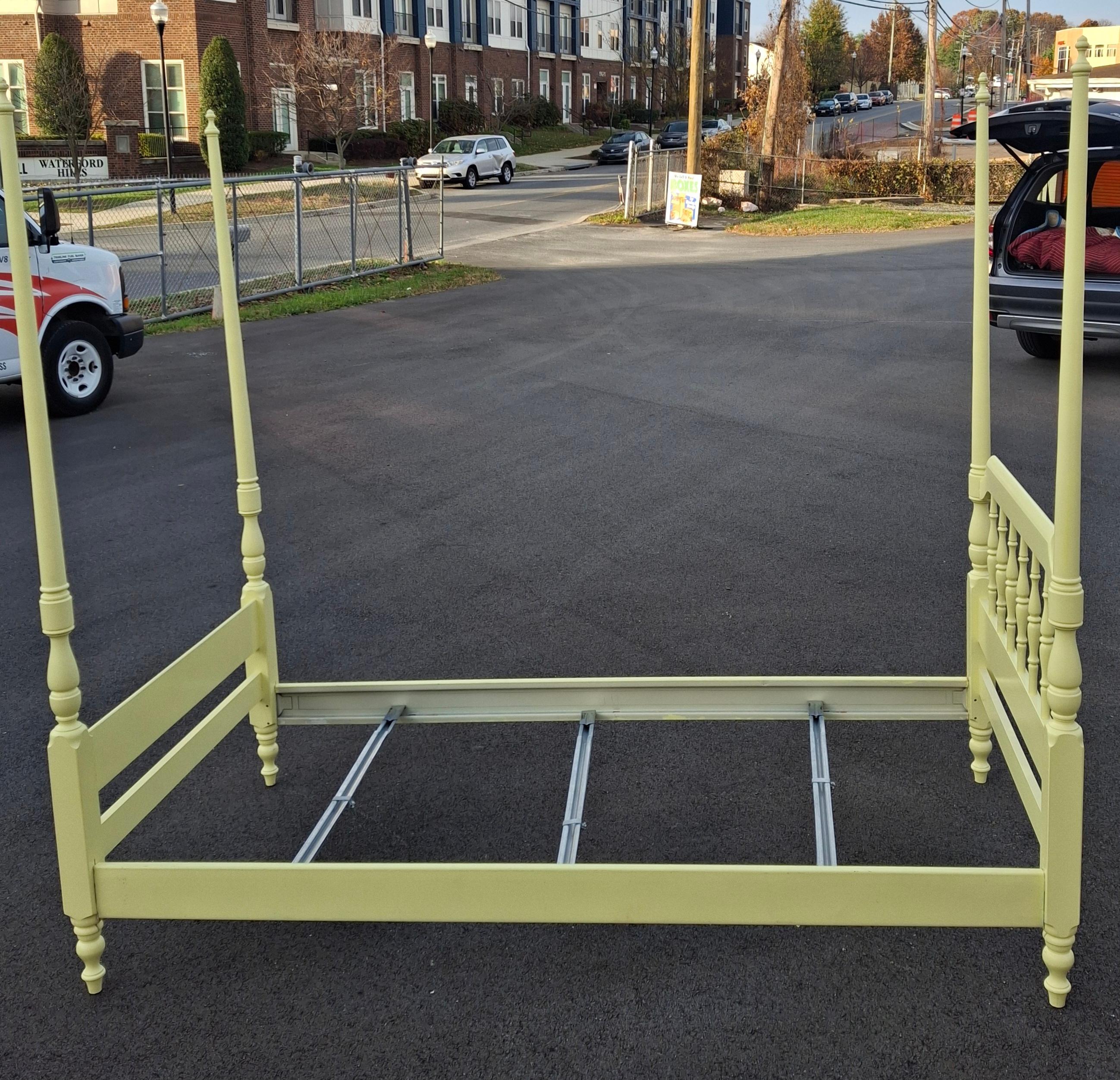 Érable Cadre de lit à deux colonnes en érable peint jaune classique américain du milieu du siècle en vente