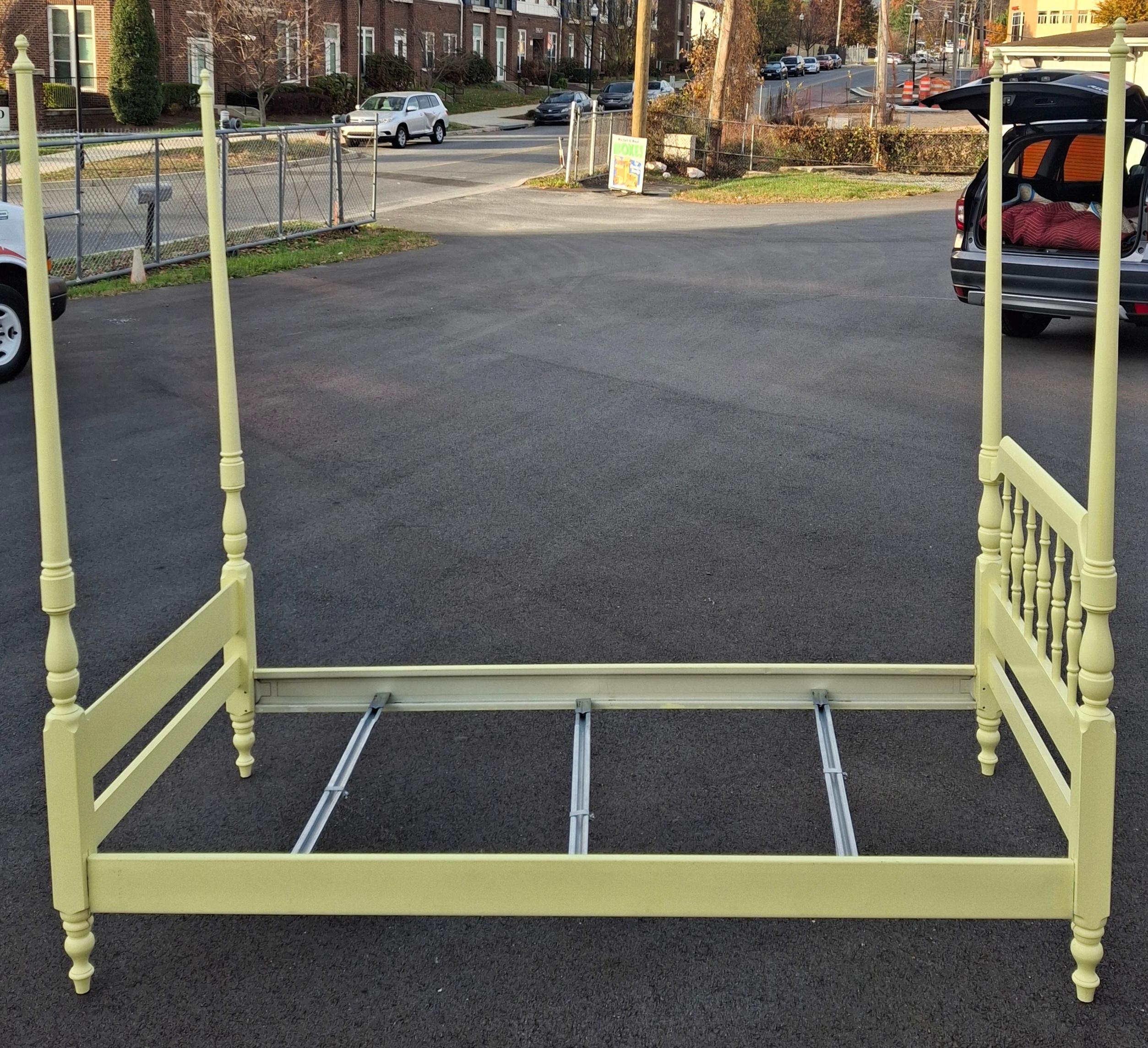 Cadre de lit à deux colonnes en érable peint jaune classique américain du milieu du siècle en vente 1