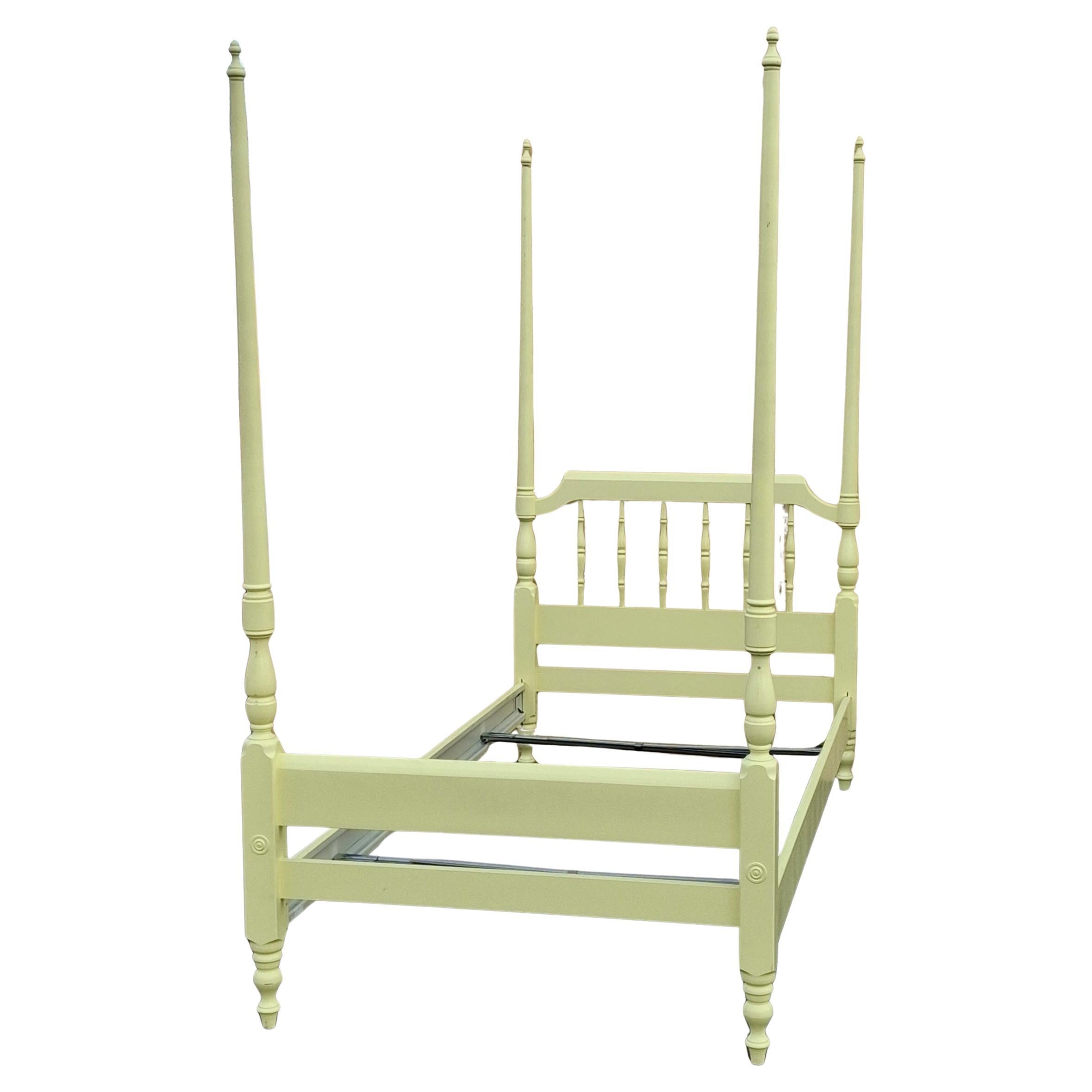 Cadre de lit à deux colonnes en érable peint jaune classique américain du milieu du siècle en vente