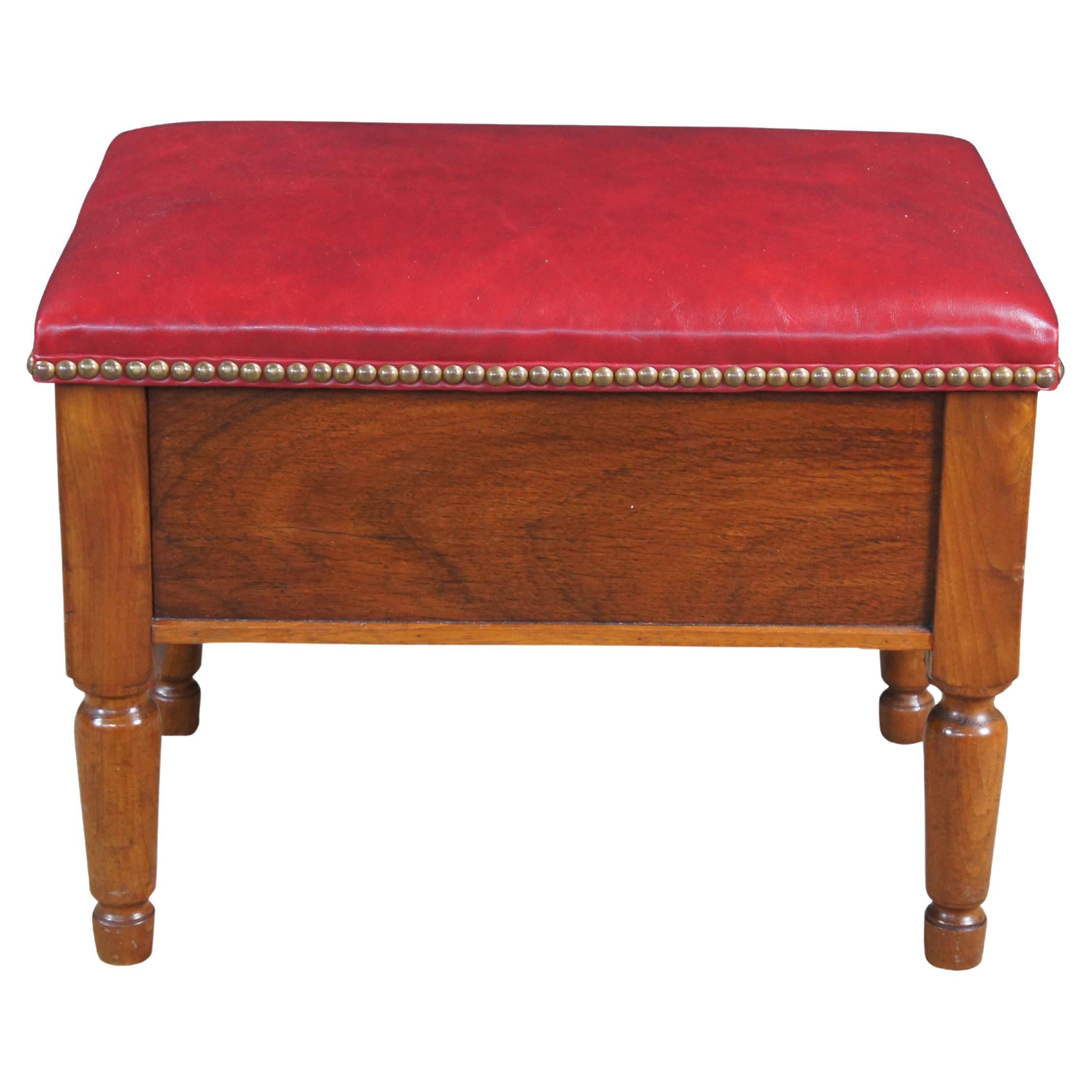 Sgabello / pouf / panca / poggiapiedi in quercia d'epoca con piano in pelle rossa con decorazioni in chiodo, gambe tornite e un vano portaoggetti segreto.

Dimensioni:
15
