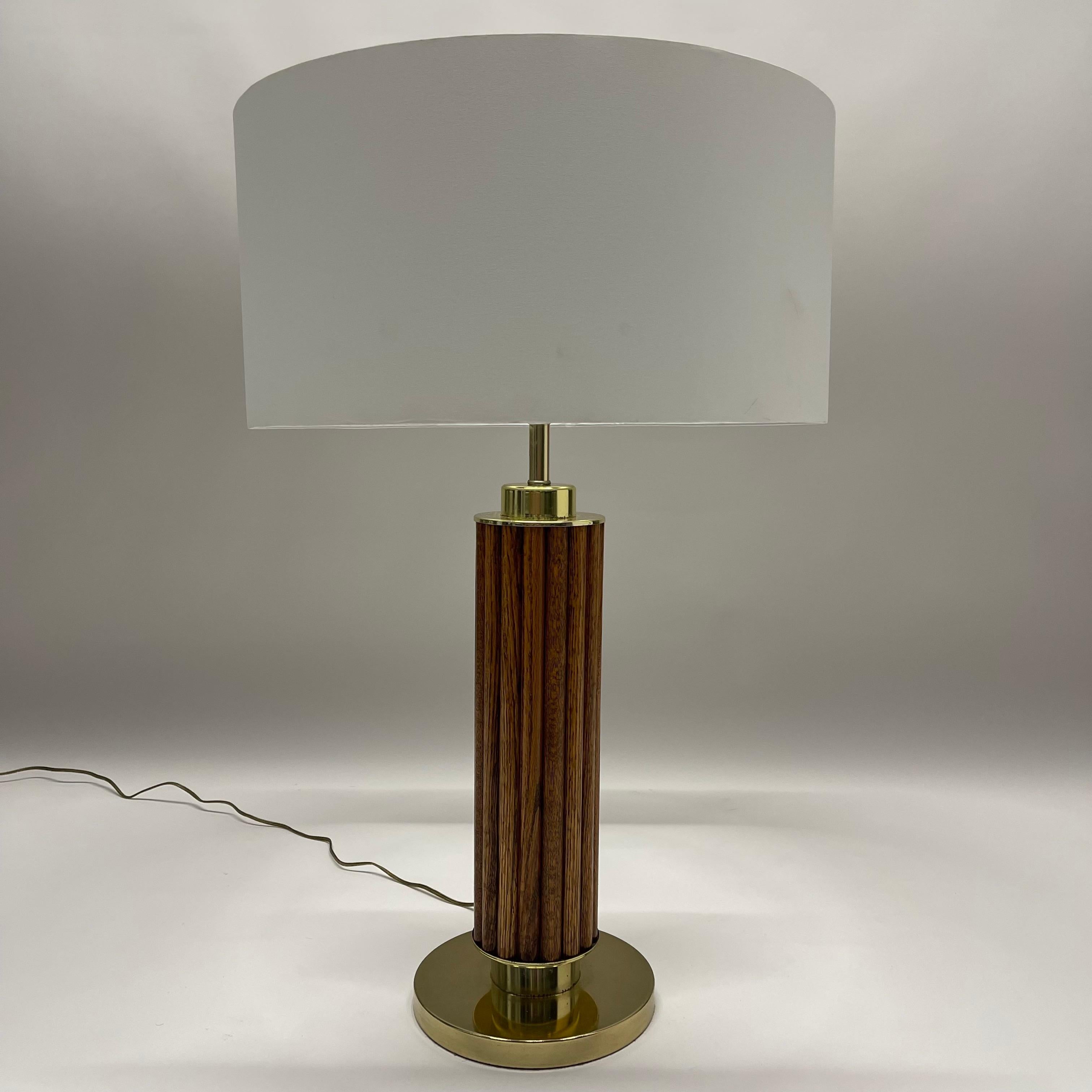 American Craft Tischlampe aus der Mitte des Jahrhunderts aus geriffeltem Eichenholz mit Messingbeschlägen, ca. 1970er Jahre.

24,5