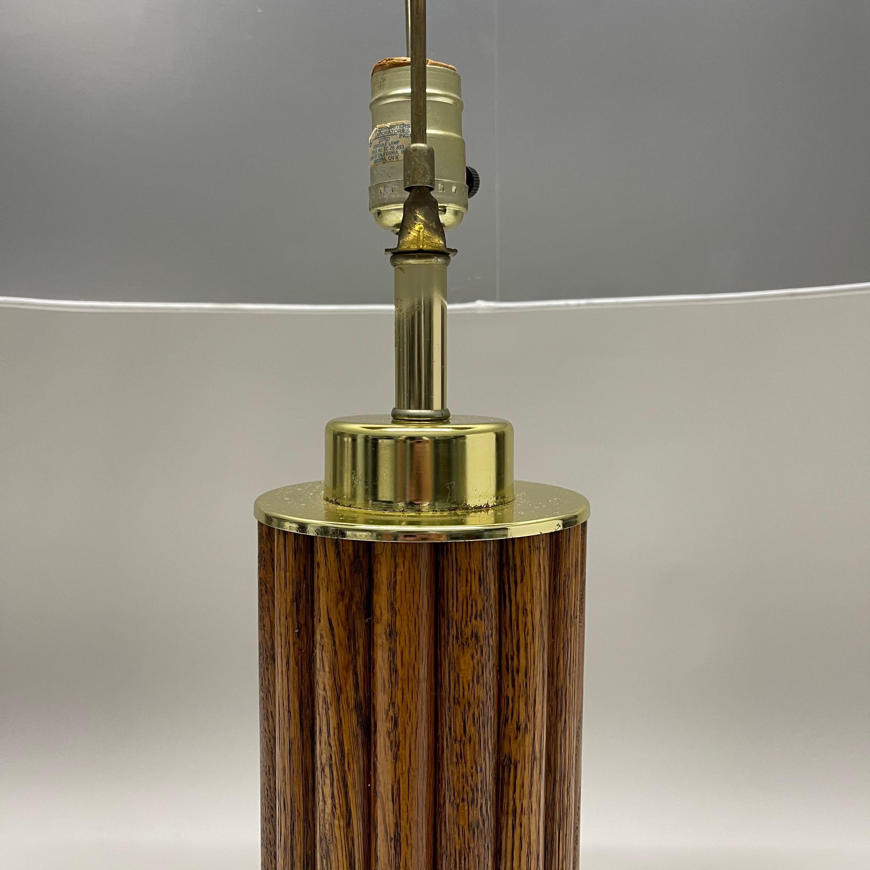 Mid Century American Craft Eiche und Messing Reeded Tischlampe, ca. 1970er Jahre (Poliert) im Angebot
