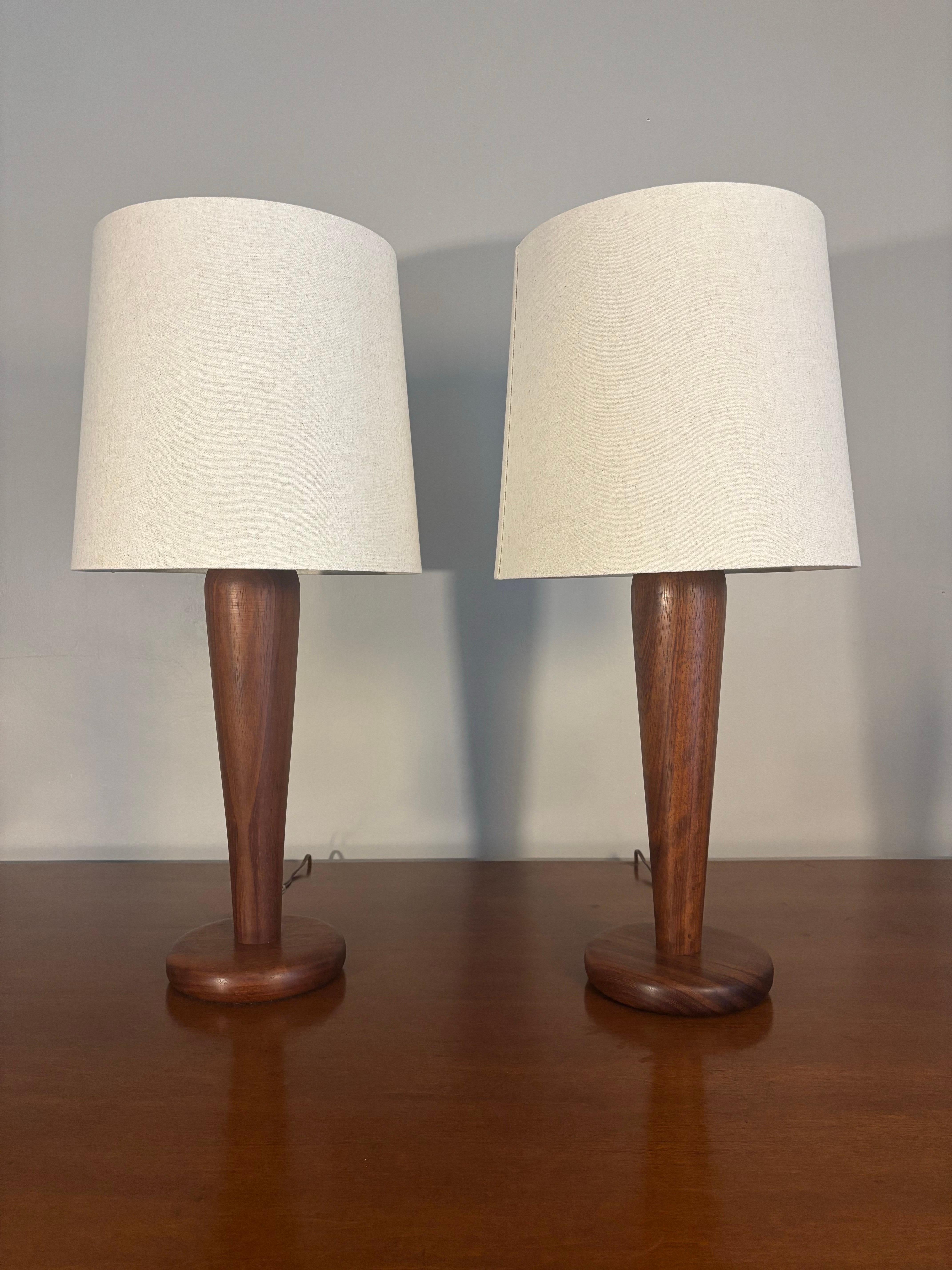 Tischlampen aus gedrechselter Eiche im modernen Design der Jahrhundertmitte. Klare Linien mit einem einfachen und organischen Design. Wunderschön ausgewähltes Holzstück. Handgefertigt in den 1970er Jahren. In gutem Zustand mit einem 3-Wege-Schalter.