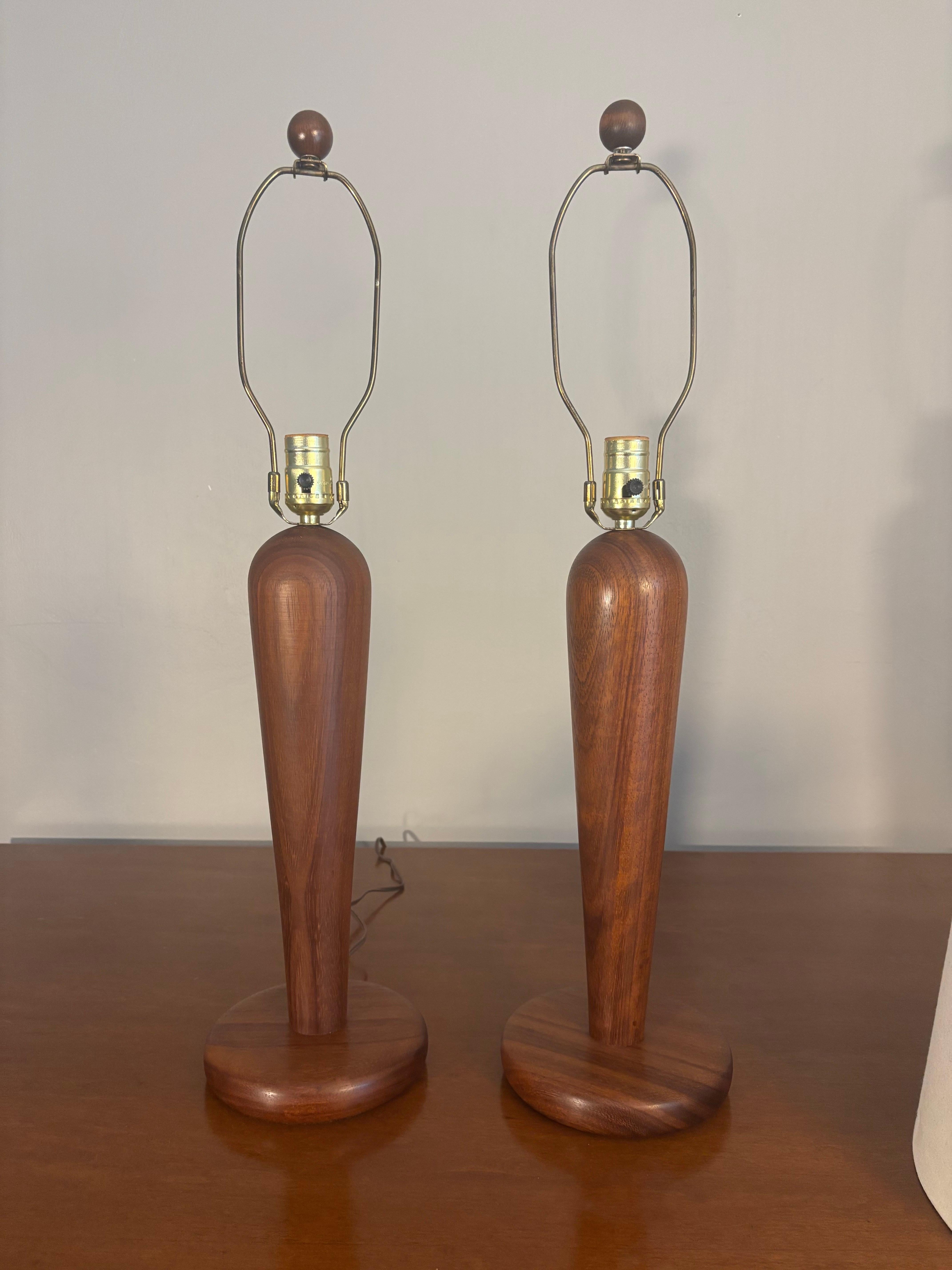 Mid Century American Craft Gedrehte Eiche Tischlampen, ein Paar (Moderne der Mitte des Jahrhunderts) im Angebot