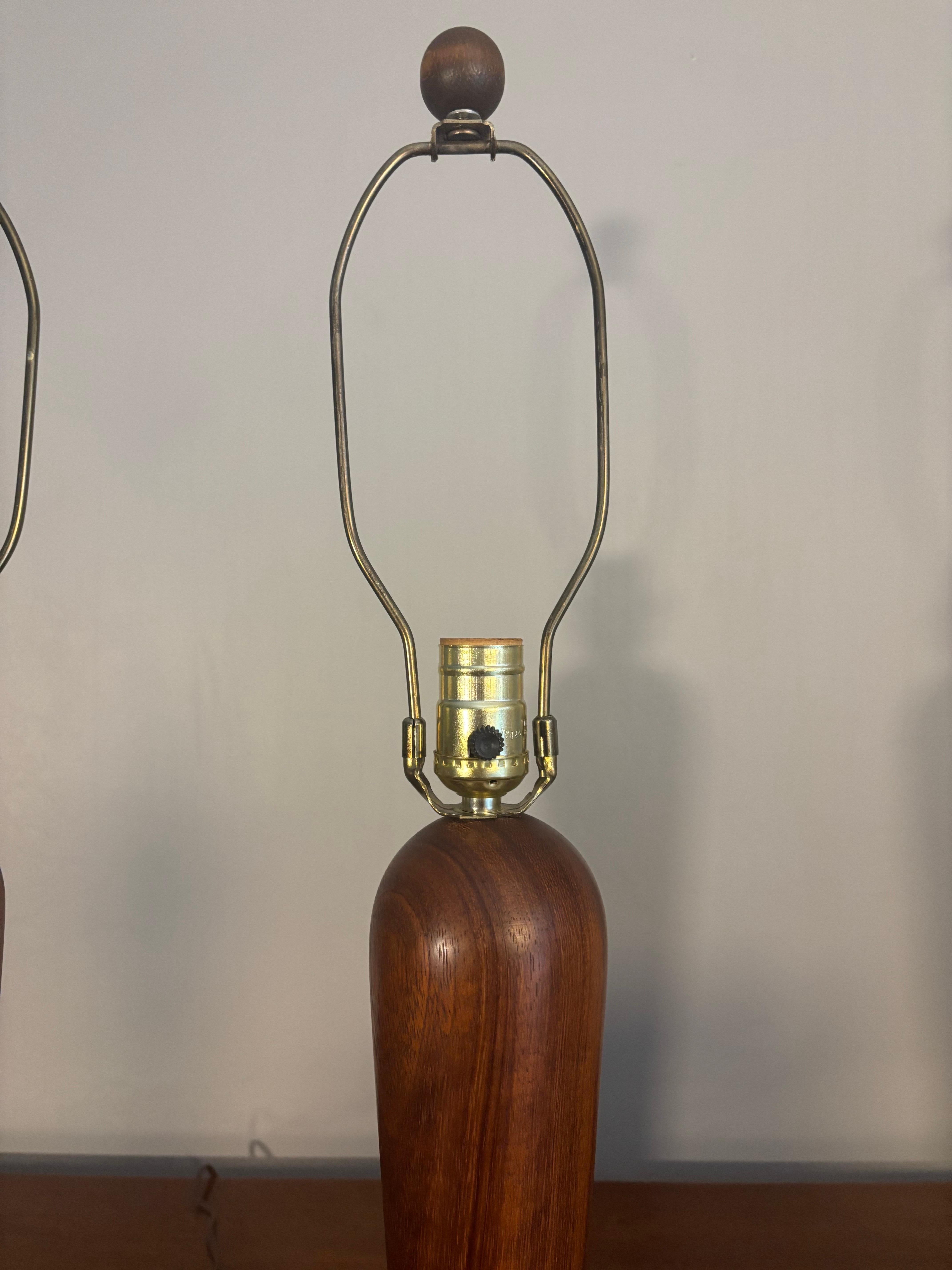 Mid Century American Craft Gedrehte Eiche Tischlampen, ein Paar im Zustand „Gut“ im Angebot in Boynton Beach, FL