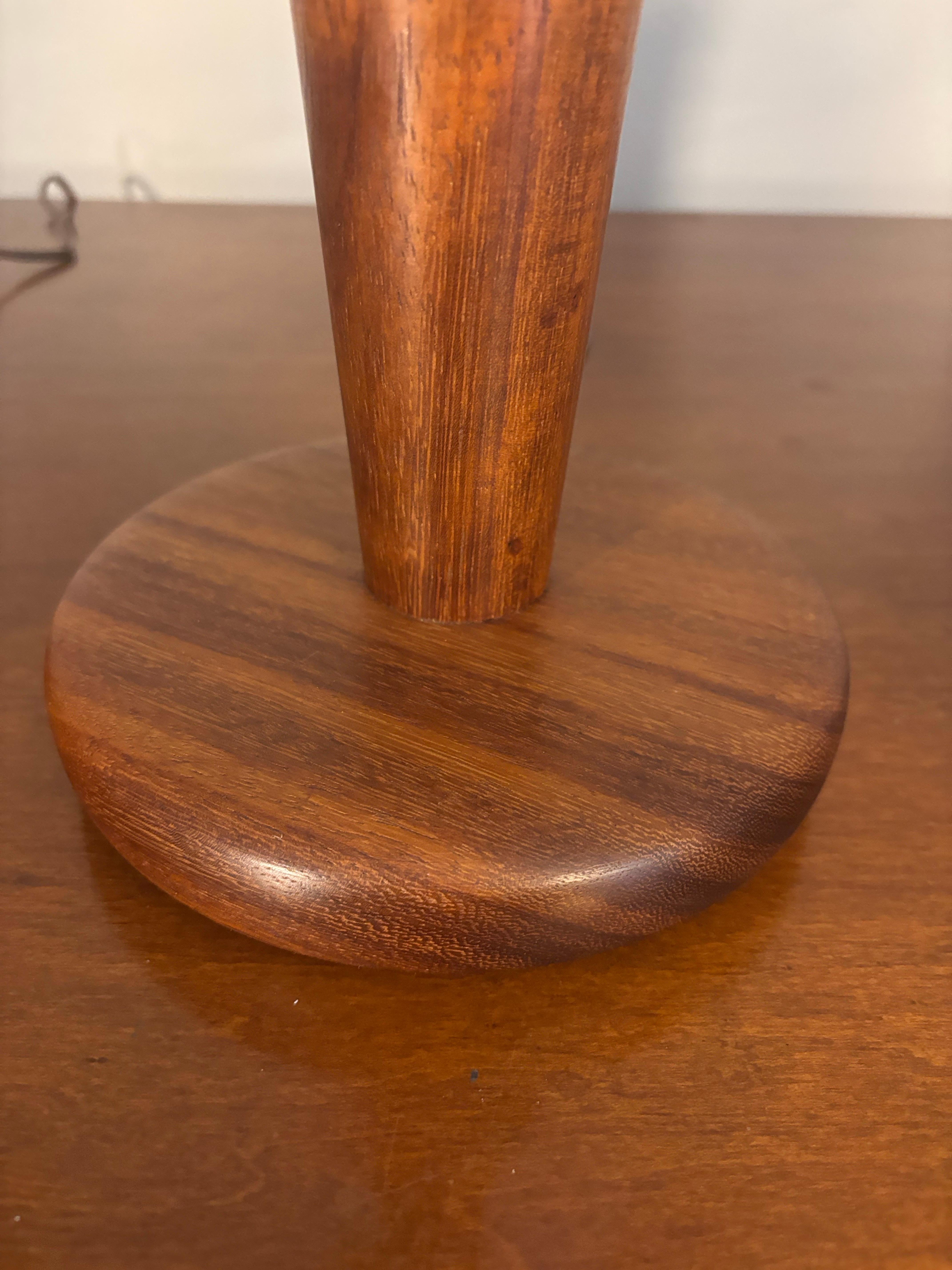 Mid Century American Craft Gedrehte Eiche Tischlampen, ein Paar (Eichenholz) im Angebot
