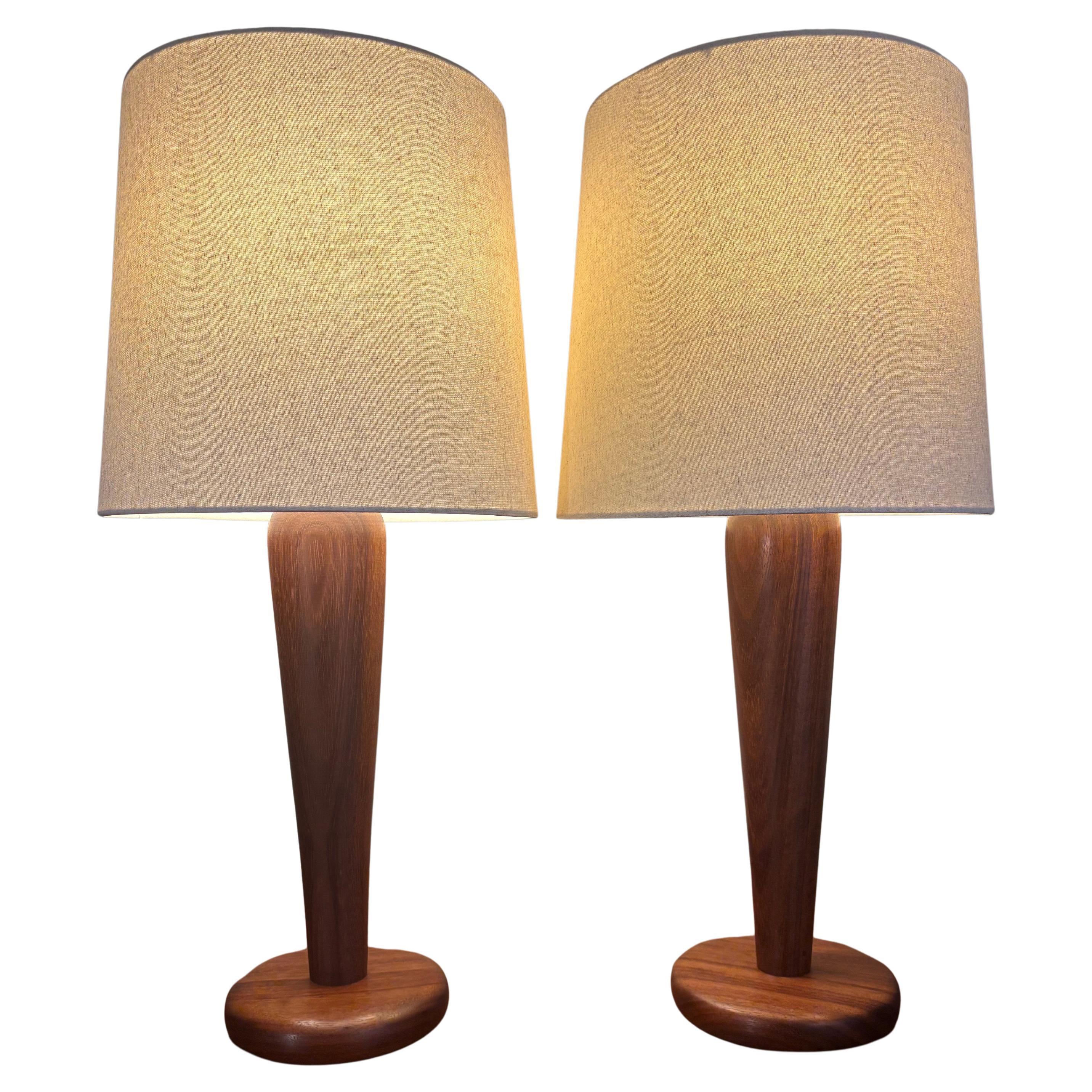 Mid Century American Craft Gedrehte Eiche Tischlampen, ein Paar im Angebot
