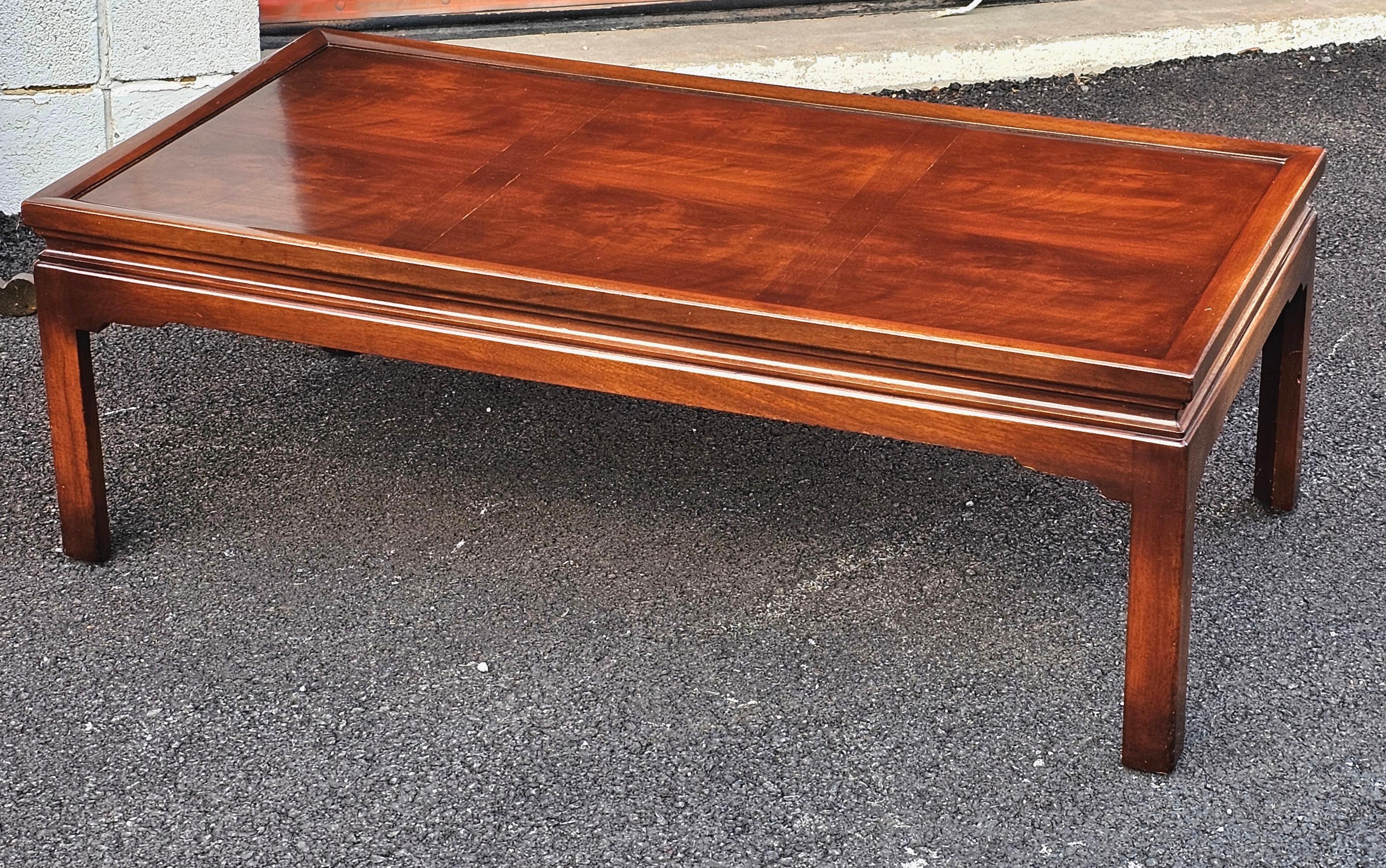 Américain Table basse en acajou crocheté du milieu du siècle dernier en vente