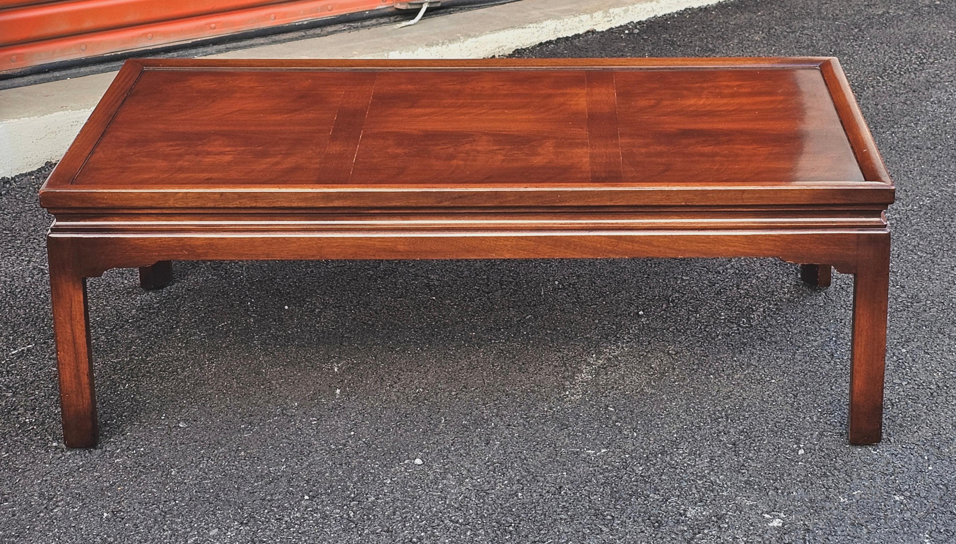 Table basse en acajou crocheté du milieu du siècle dernier Bon état - En vente à Germantown, MD
