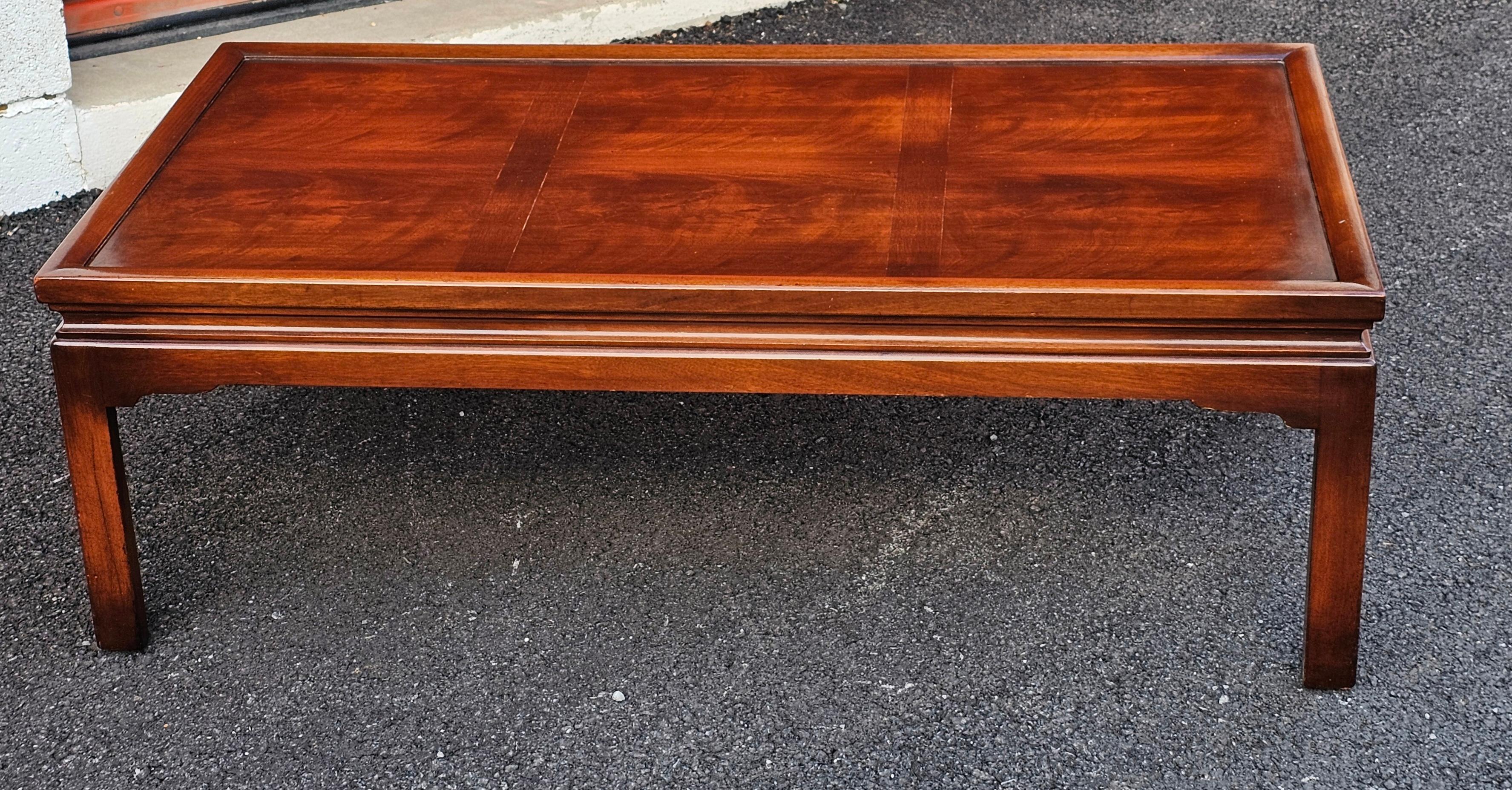 20ième siècle Table basse en acajou crocheté du milieu du siècle dernier en vente