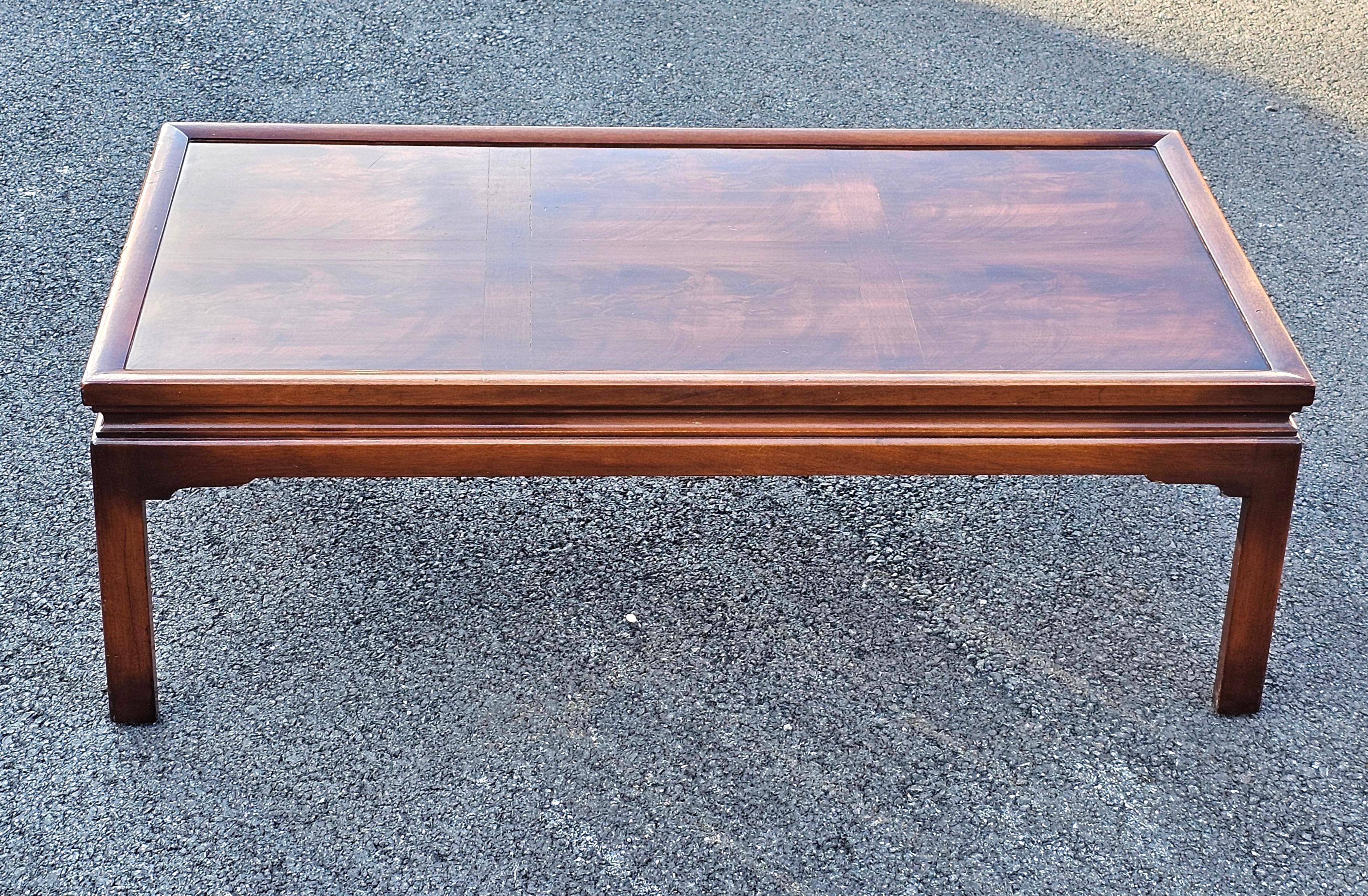 Table basse en acajou crocheté du milieu du siècle dernier en vente 1