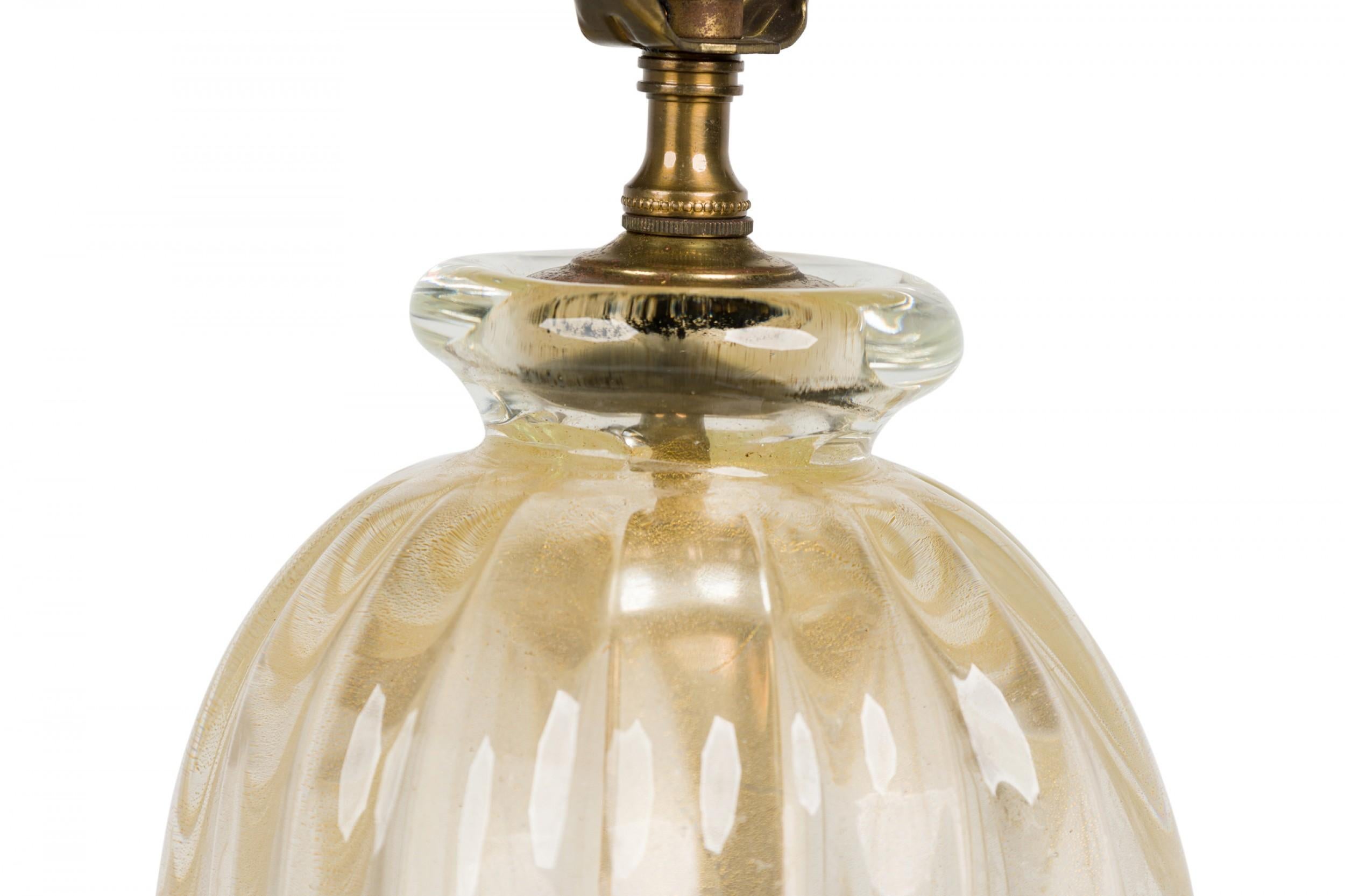 20th Century Midcentury American Glass Lobed Beige Table Lamp on Metal Base For Sale