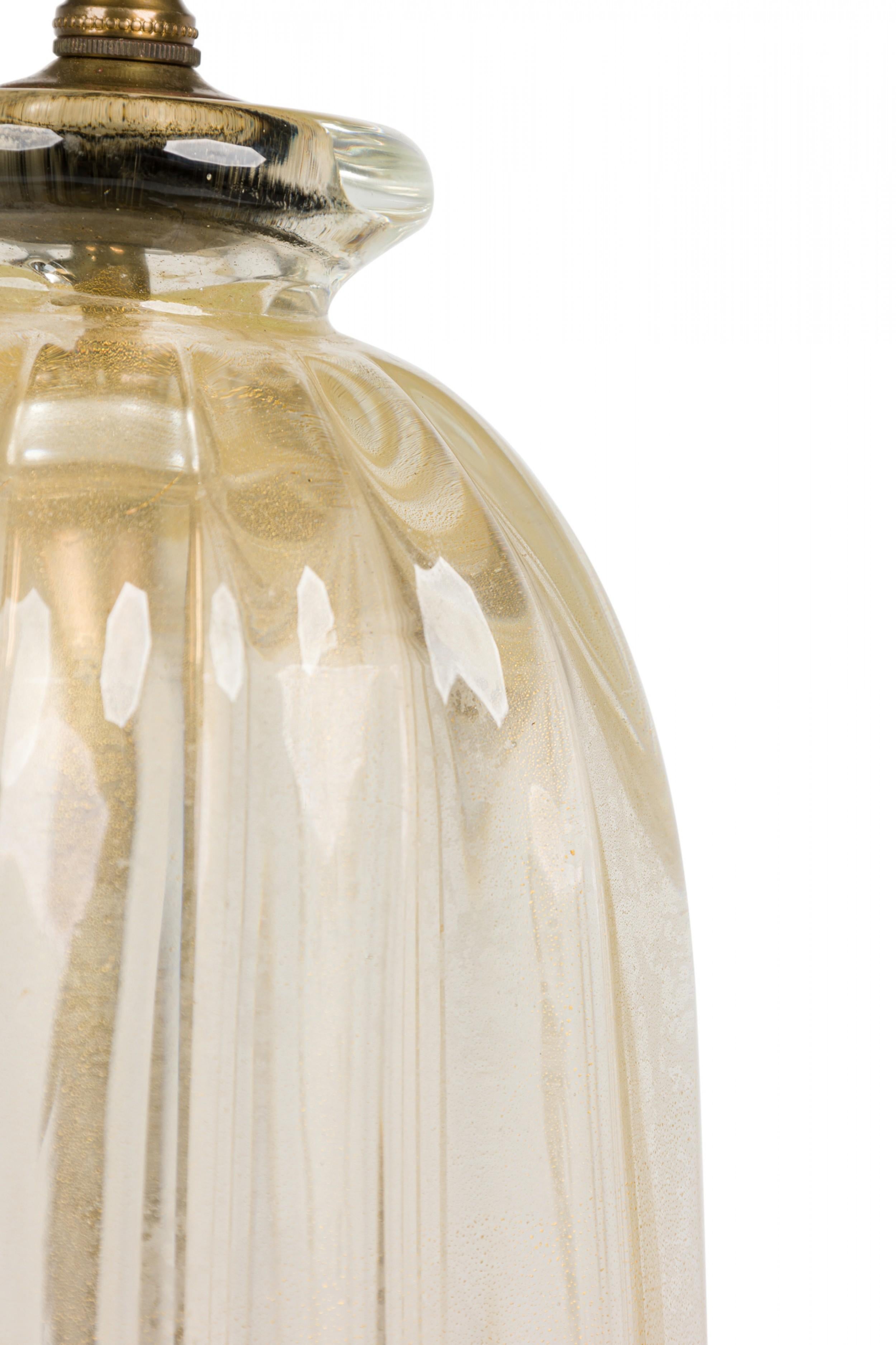 Lámpara de sobremesa de cristal lobulado beige americano de mediados de siglo sobre base de metal siglo XX en venta
