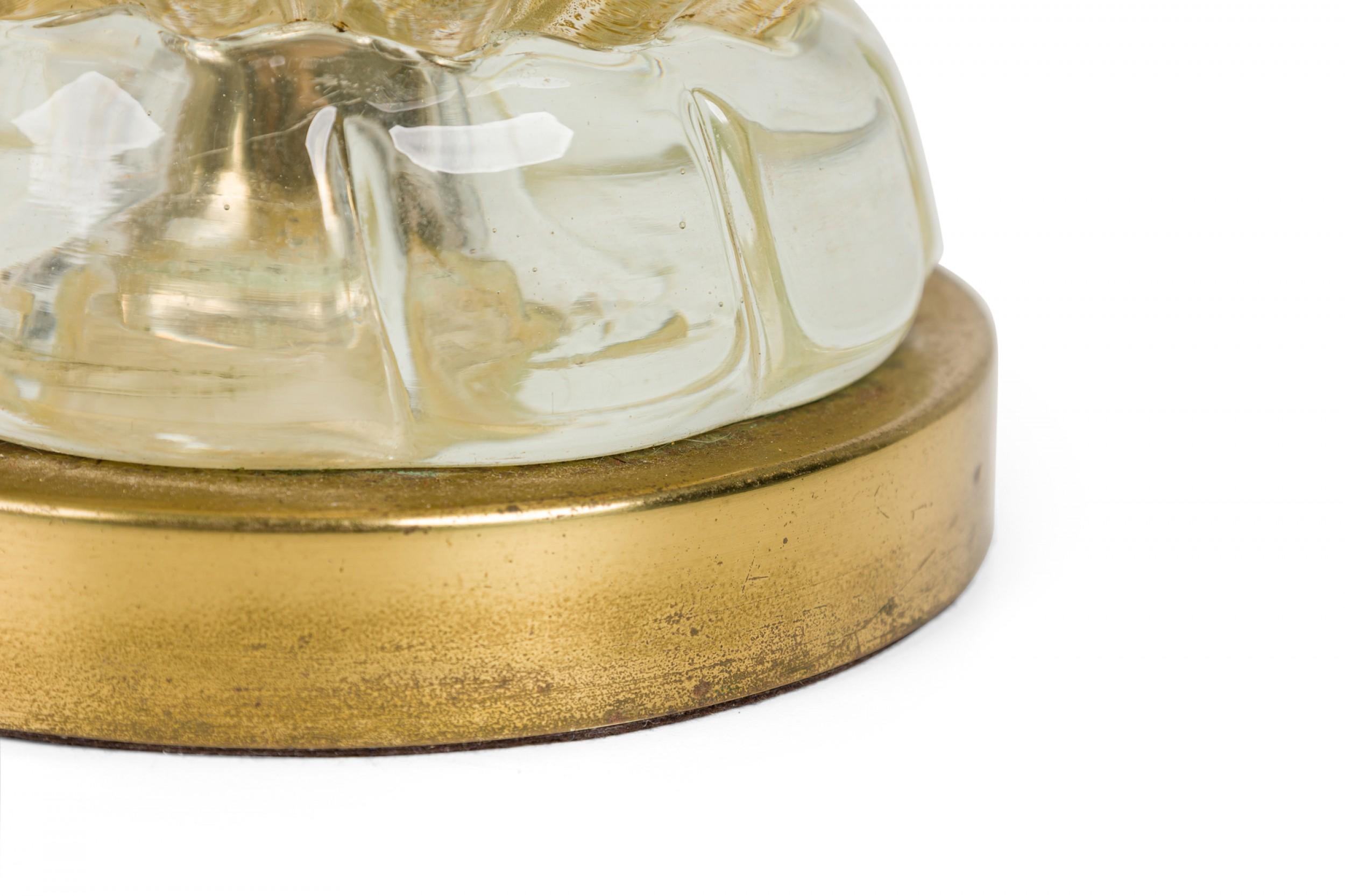 Lámpara de sobremesa de cristal lobulado beige americano de mediados de siglo sobre base de metal en venta 2