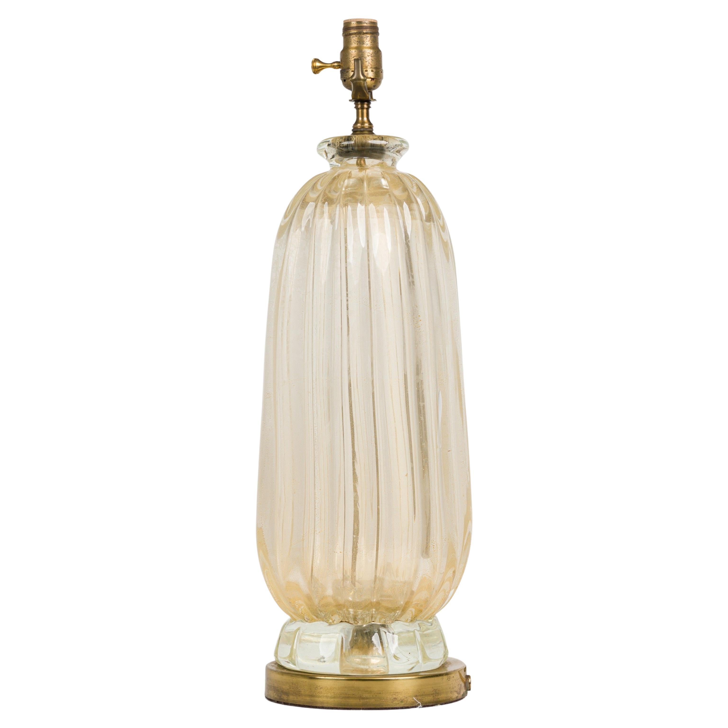 Lámpara de sobremesa de cristal lobulado beige americano de mediados de siglo sobre base de metal en venta