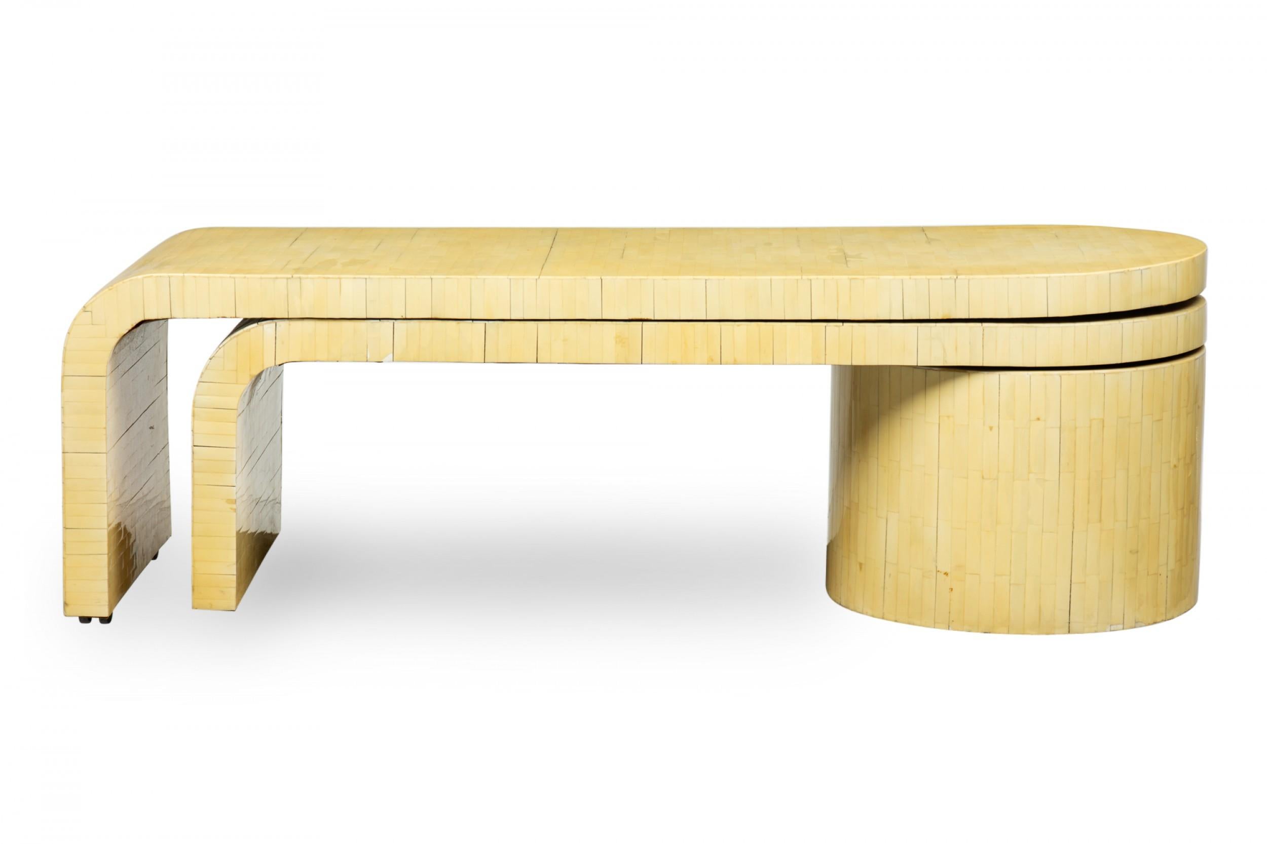 Amerikanischer schwenkbarer Couchtisch mit Horn-Intarsien aus der Jahrhundertmitte (Moderne der Mitte des Jahrhunderts) im Angebot