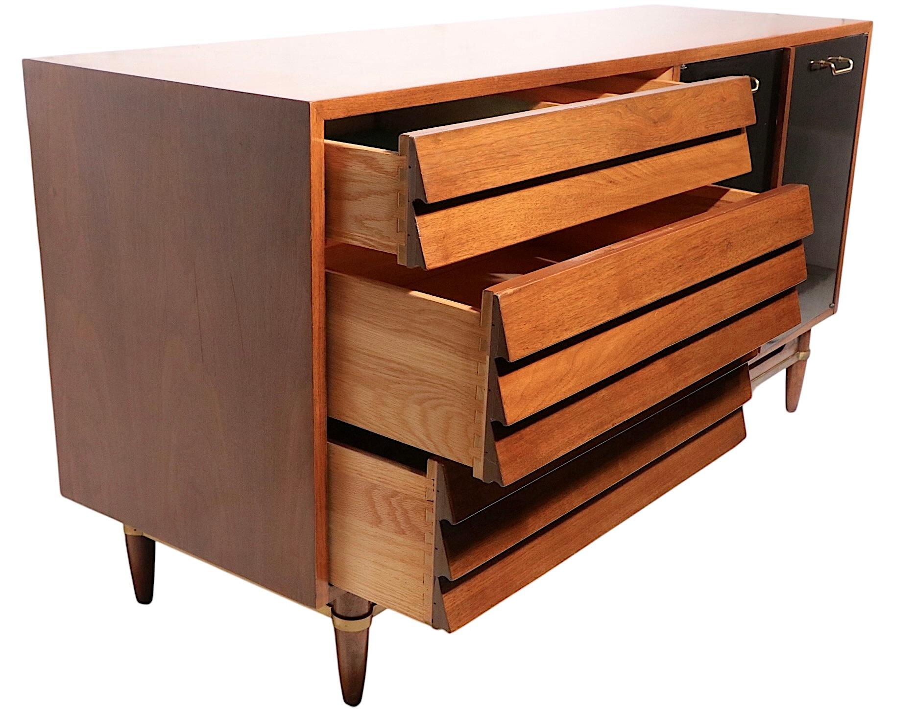 Cassettone Mid Century American of Martinsville Dania di Merton Gershun del 1950/60 circa In condizioni buone in vendita a New York, NY