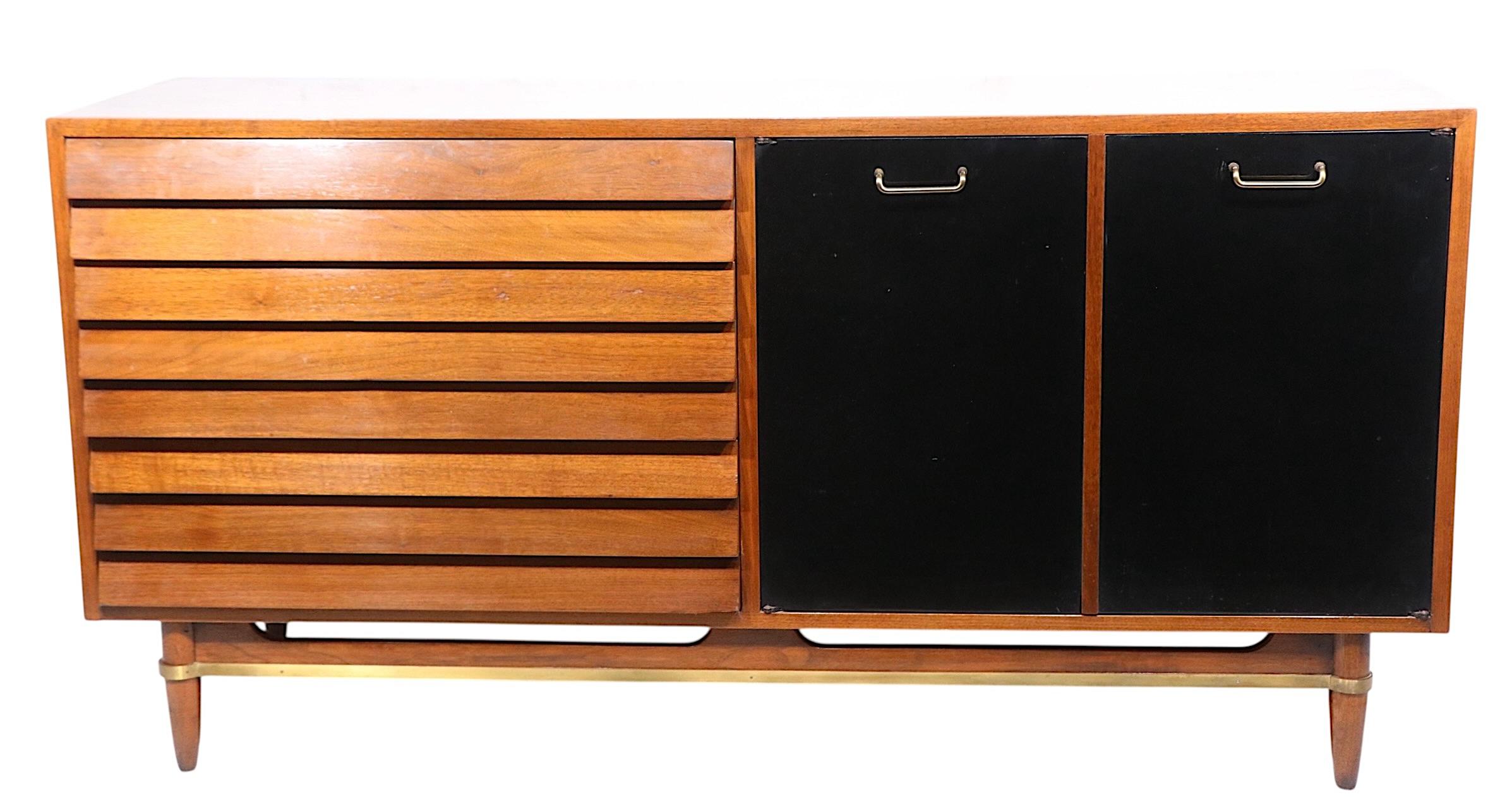Ottone Cassettone Mid Century American of Martinsville Dania di Merton Gershun del 1950/60 circa in vendita