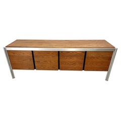 Moderna americana de mediados de siglo Credenza de oficina de 8 cajones Jens Risom Estructura de aluminio