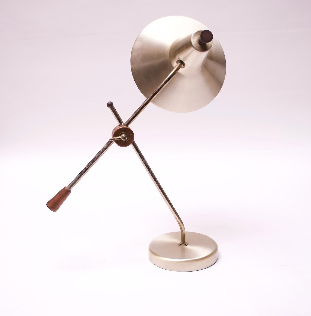 Mid-Century American Modern Brass and Walnut Adjustable Table Lamp 5