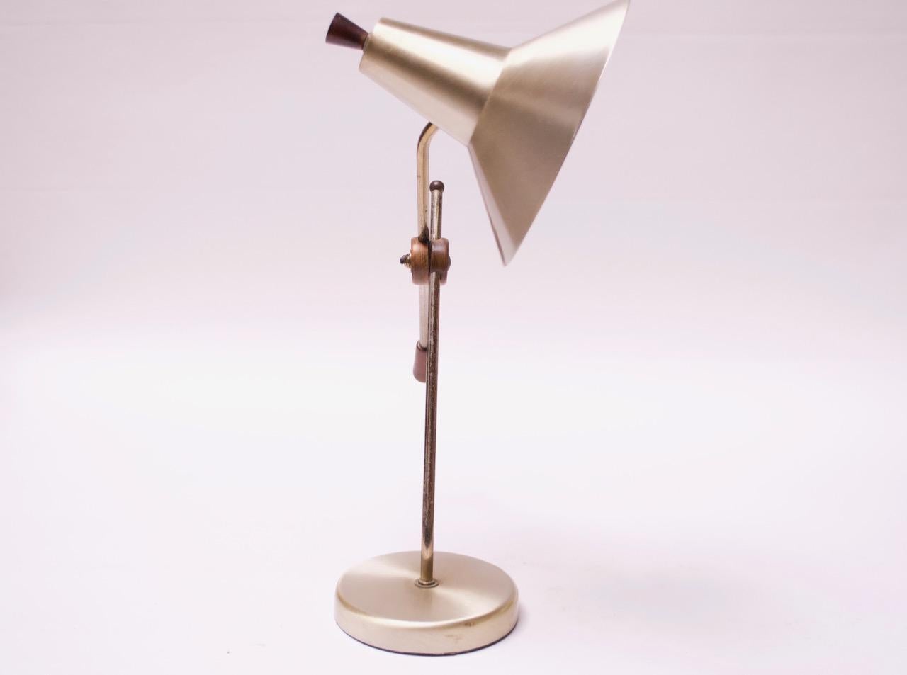 Polished Mid-Century American Modern Brass and Walnut Adjustable Table Lamp