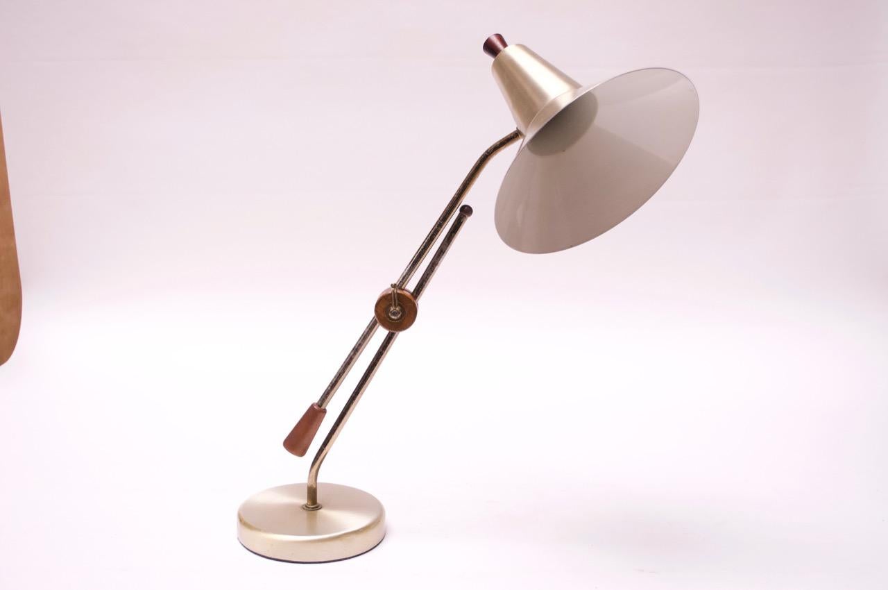 Mid-Century American Modern Brass and Walnut Adjustable Table Lamp In Good Condition In Brooklyn, NY