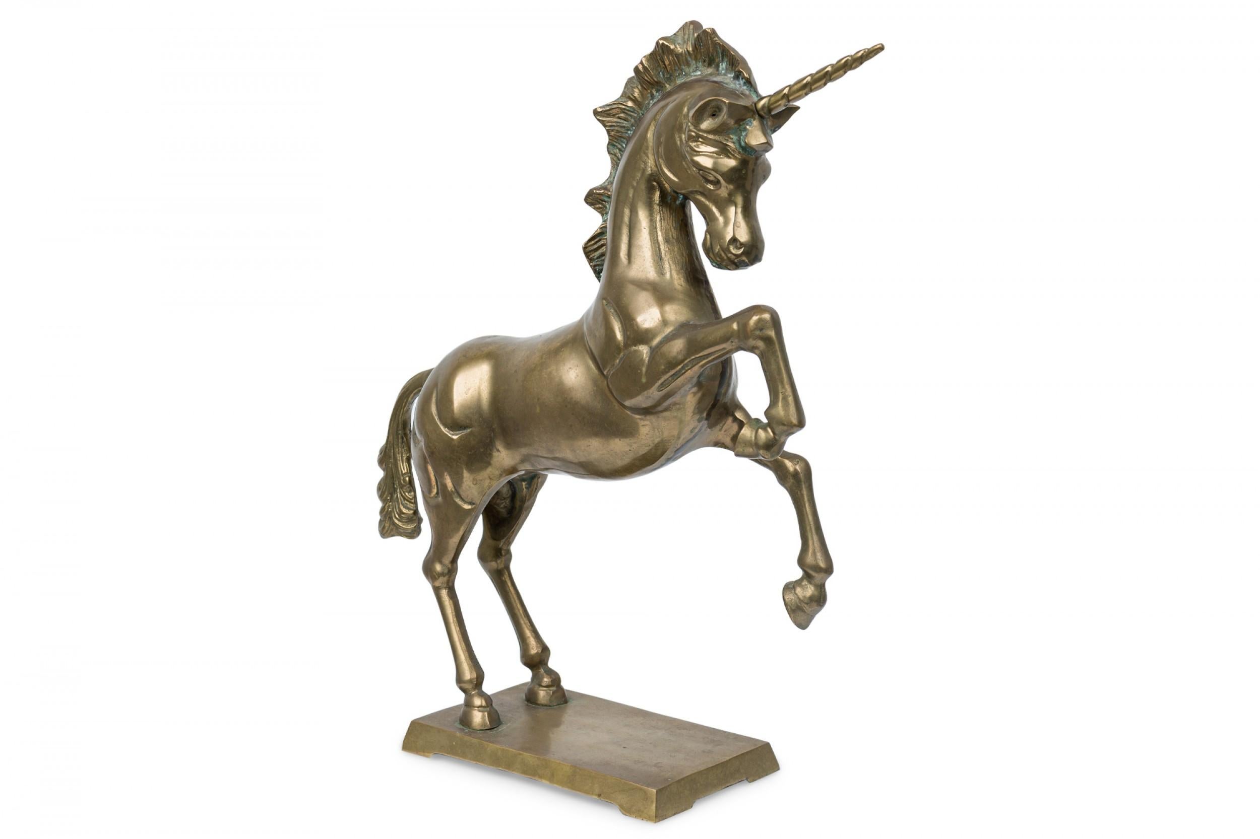 Midcentury American Modern Messing Einhorn-Skulptur auf quadratischem Sockel (amerikanisch) im Angebot