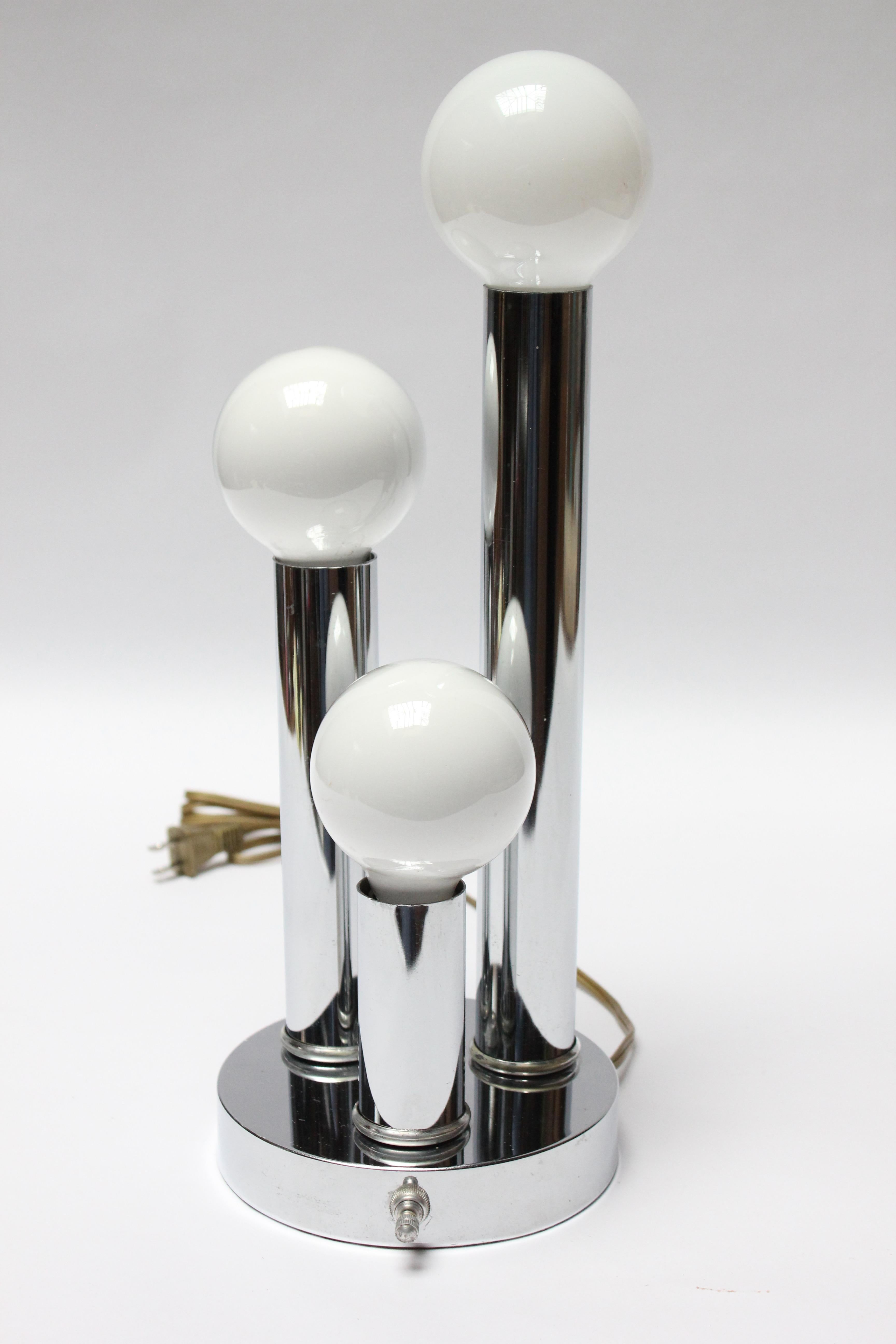 Lámpara de Sobremesa de Tres Luces Cromada Moderna Americana de Mitad de Siglo Moderno de mediados de siglo en venta
