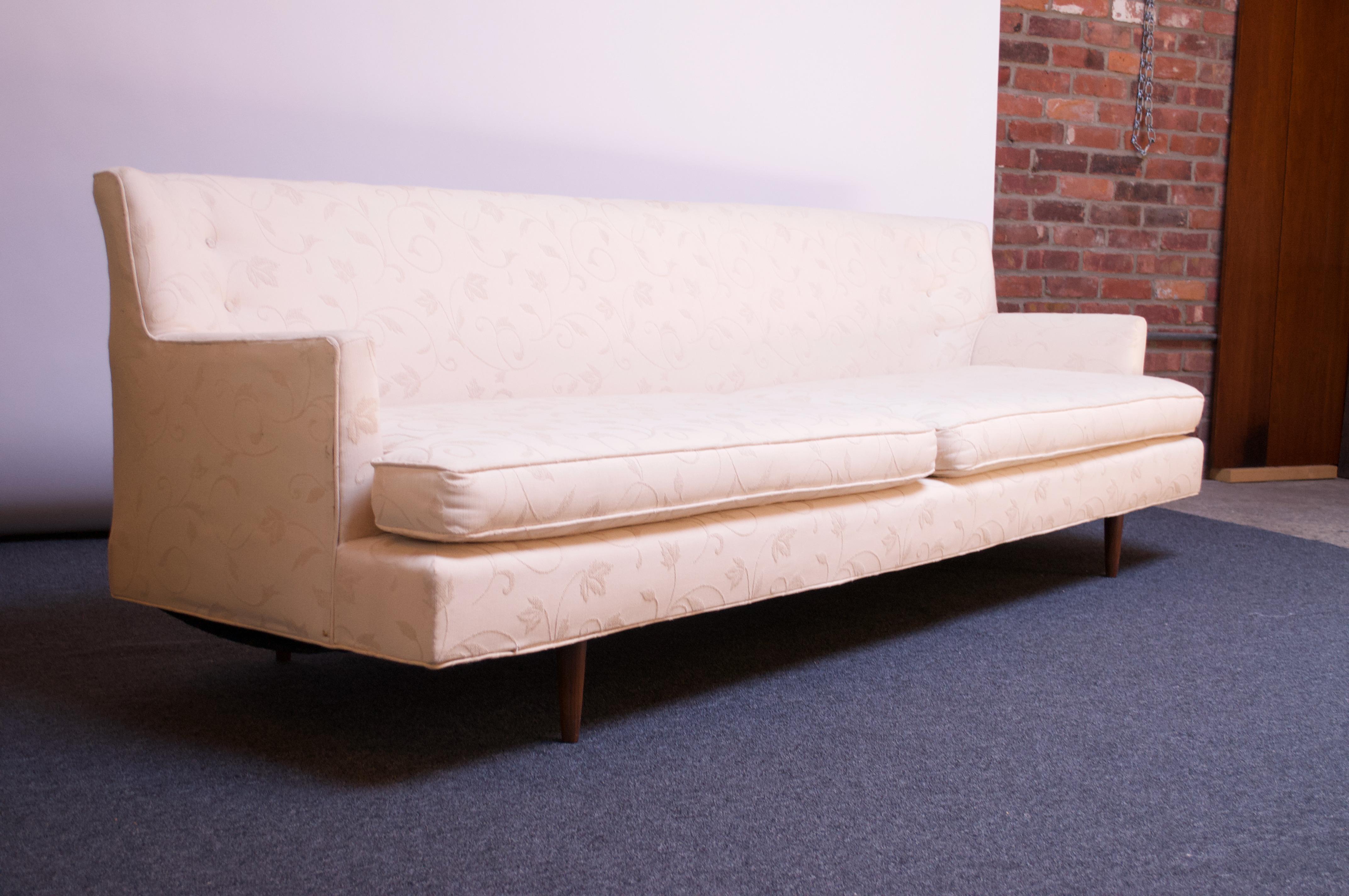 Amerikanisches modernes besticktes florales Sofa aus der Jahrhundertmitte im Zustand „Gut“ im Angebot in Brooklyn, NY